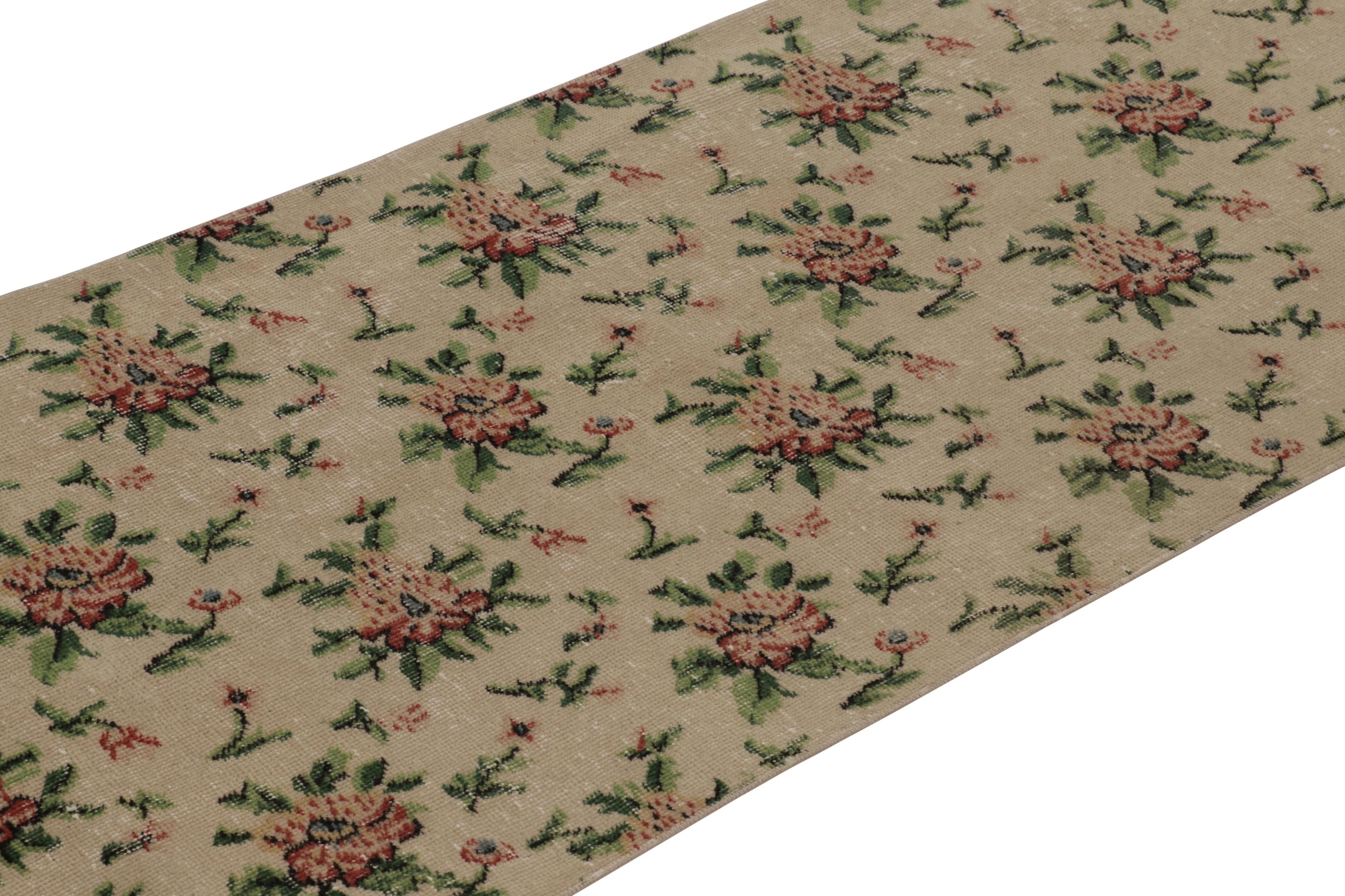 Vintage Distressed Läufer, Beige mit weichem roten Blumenmuster - Rug & Kilim im Angebot 1