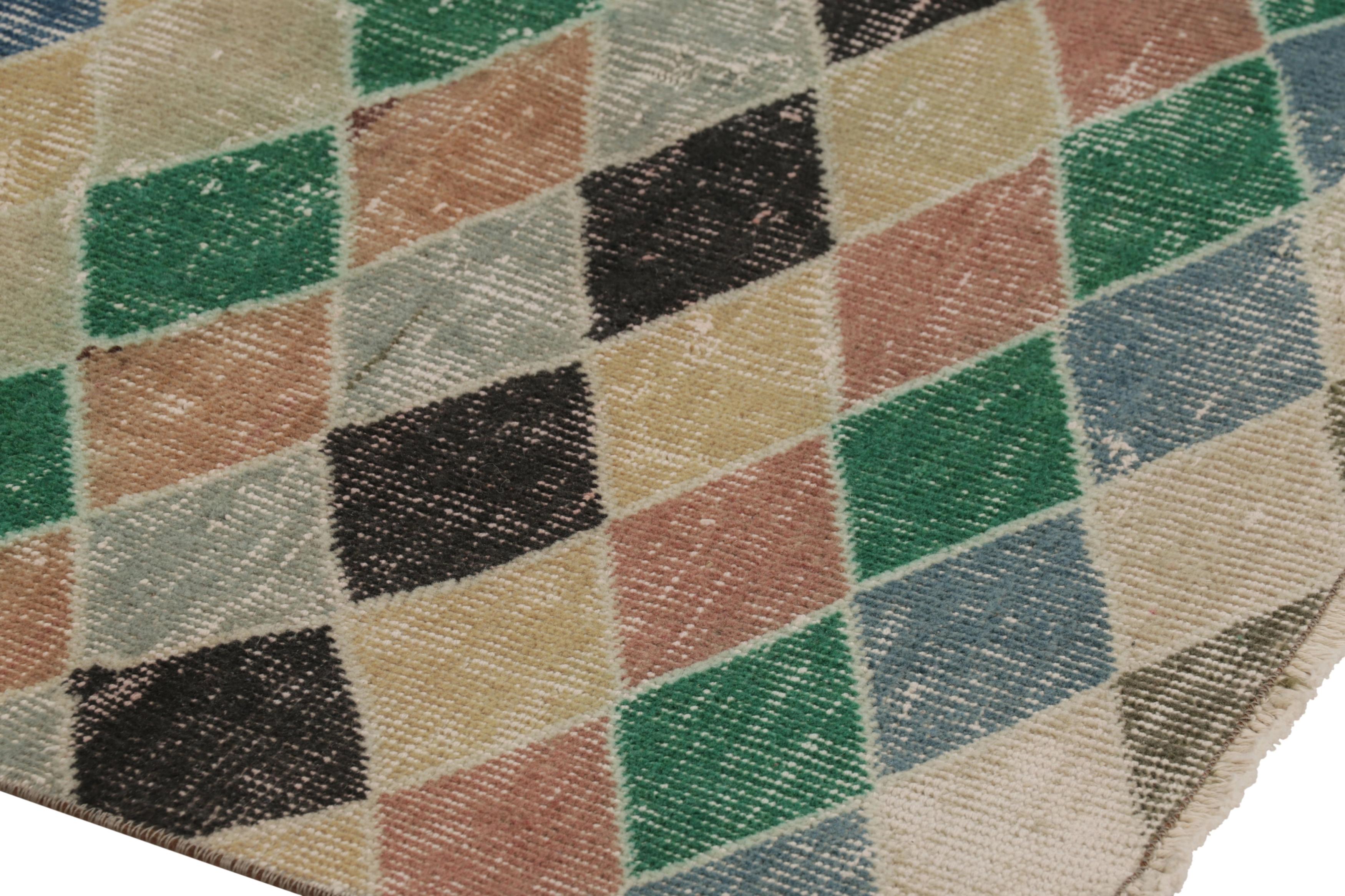 Questo tappeto runner vintage �è un pezzo turco 2x10, realizzato in lana annodata a mano verso la metà del XX secolo. Si tratta di una nuova ed entusiasmante aggiunta alla nostra collezione di tappeti turchi angosciati.

Sul design:

Gli ammiratori