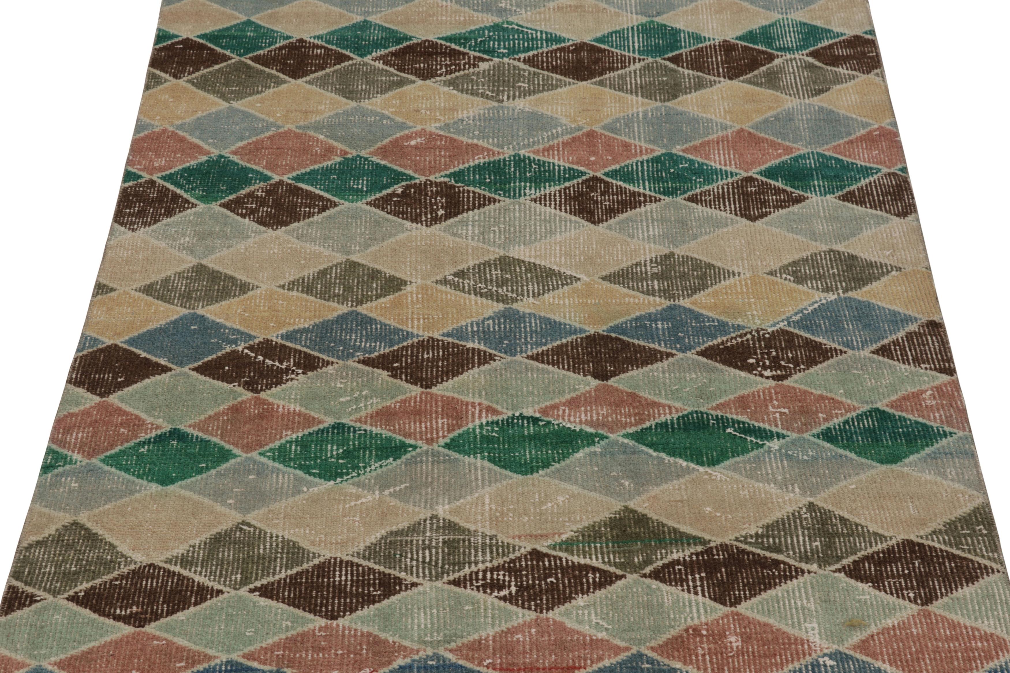 Tappeto vintage con motivo geometrico policromatico - Rug & Kili in vendita 1