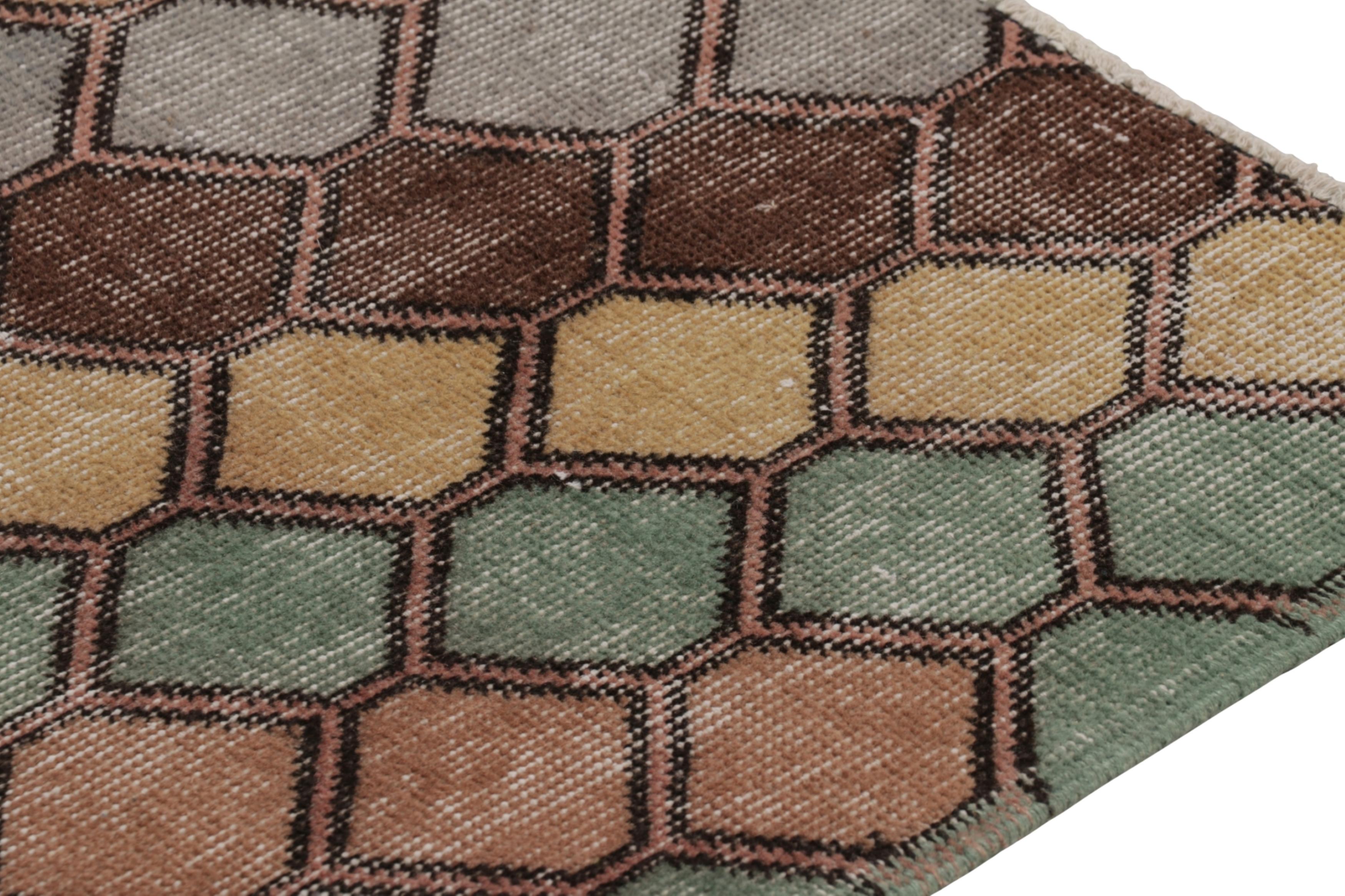 Dieser 2x9 Vintage-Läufer ist eine aufregende neue Ergänzung zu Rug & Kilims Kollektion türkischer Teppiche aus der Mitte des Jahrhunderts mit einzigartigem Design und einem herrlichen, rustikalen Charme in ihrer strapazierten Textur - hergestellt