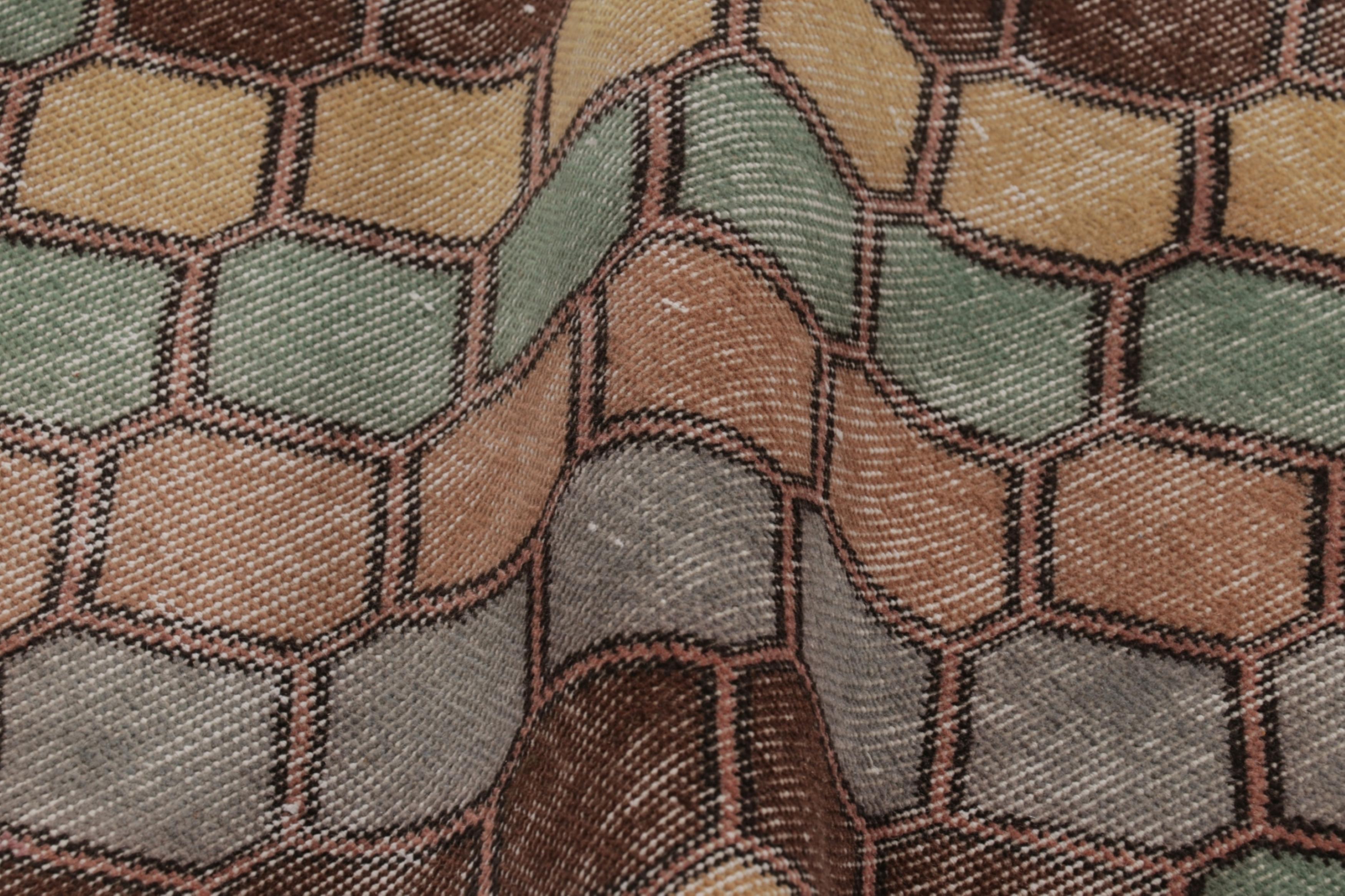Vintage Distressed Läufer Teppich, buntes diagonales geometrisches Design - Rug & Kilim (Mitte 17. Jahrhundert) im Angebot