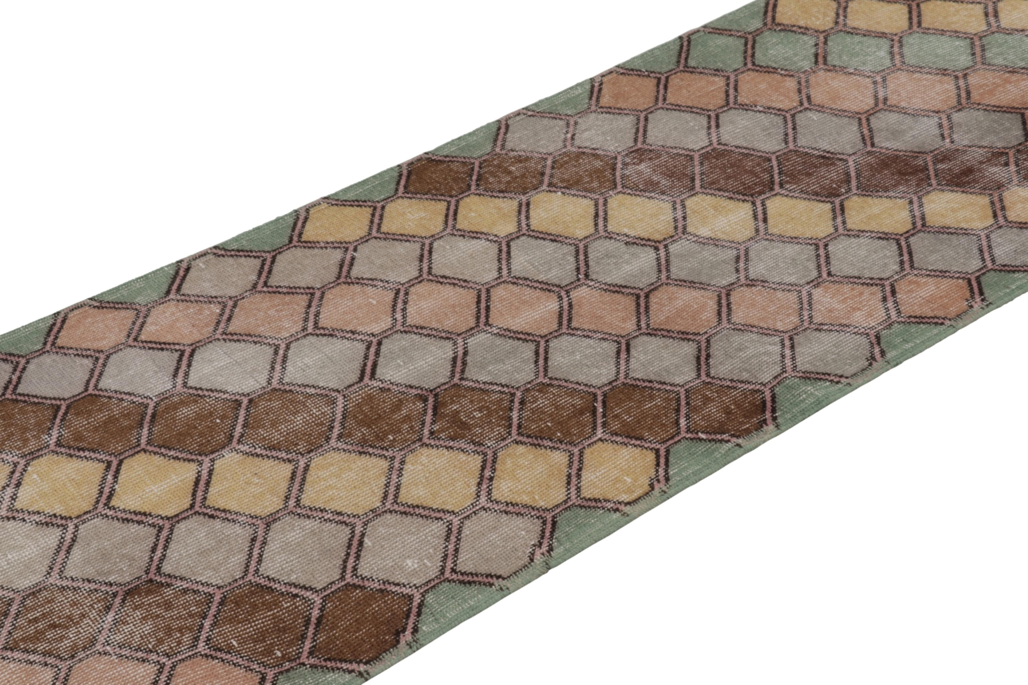 Vintage Distressed Läufer Teppich, buntes diagonales geometrisches Design - Rug & Kilim im Angebot 1