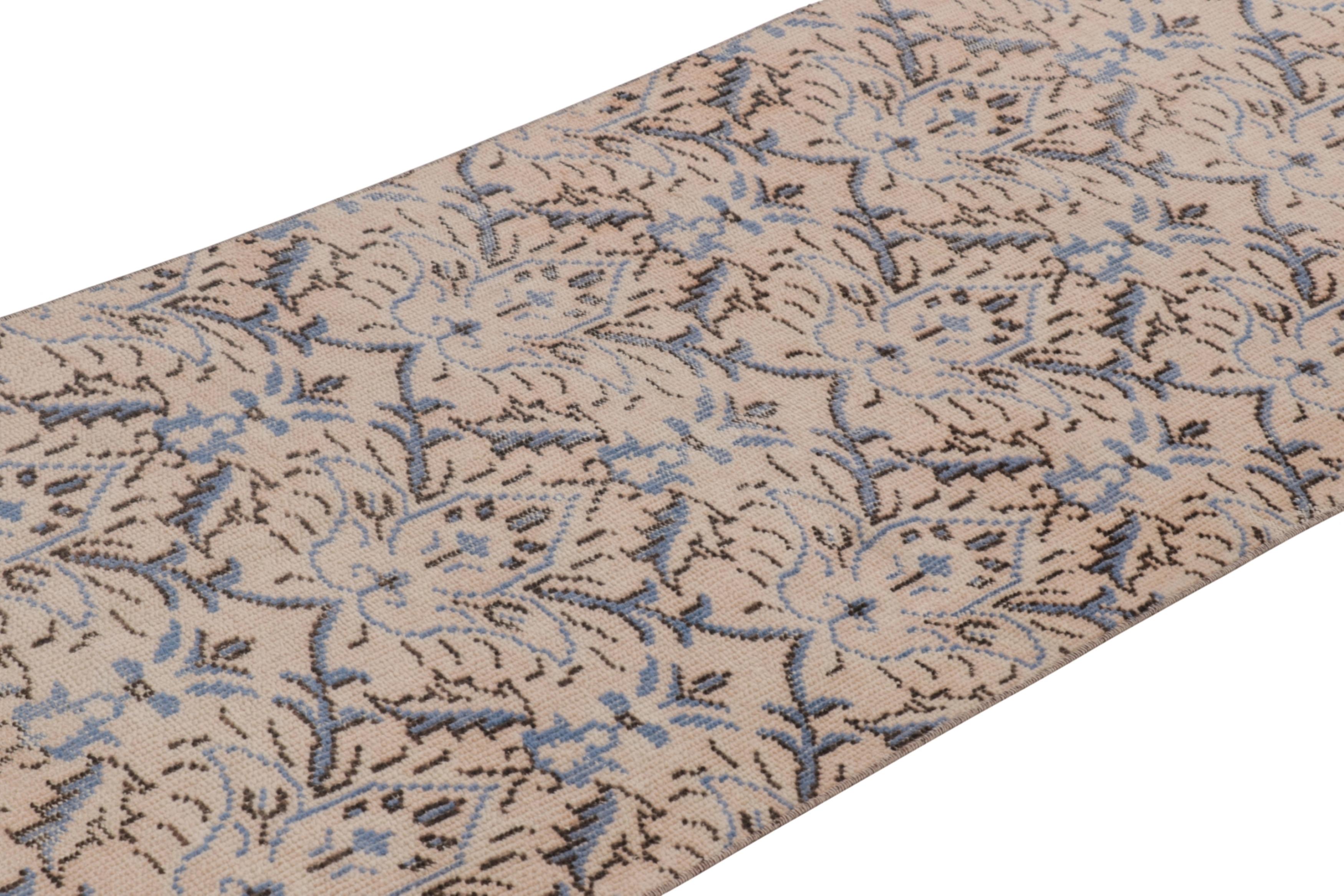 Dieser 3x9 Vintage-Läufer ist eine aufregende neue Ergänzung der Rug & Kilim-Kollektion türkischer Teppiche aus der Mitte des Jahrhunderts mit einzigartigem Design und einem herrlichen, rustikalen Charme in ihrer strapazierten Textur - hergestellt