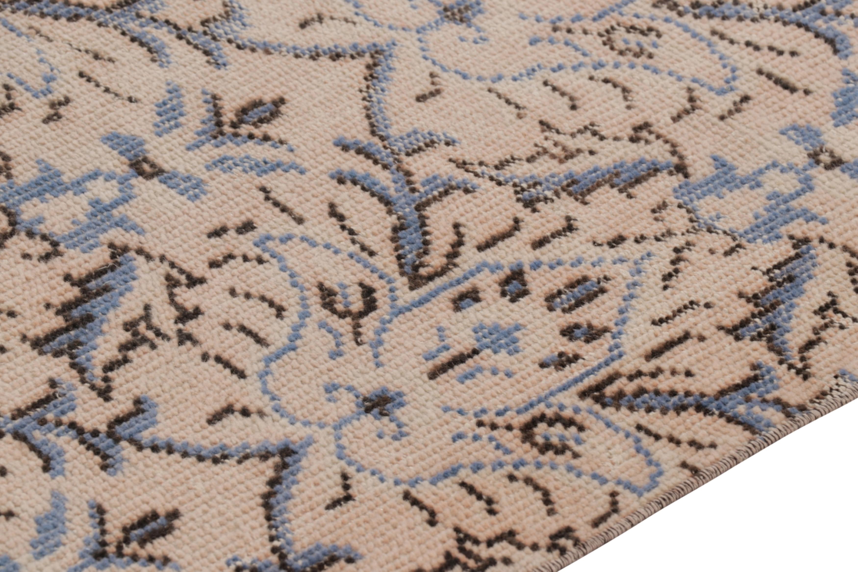 Vintage Distressed Läufer, creme-rosa mit flächendeckenden Blumen - Rug & Kilim (Türkisch) im Angebot