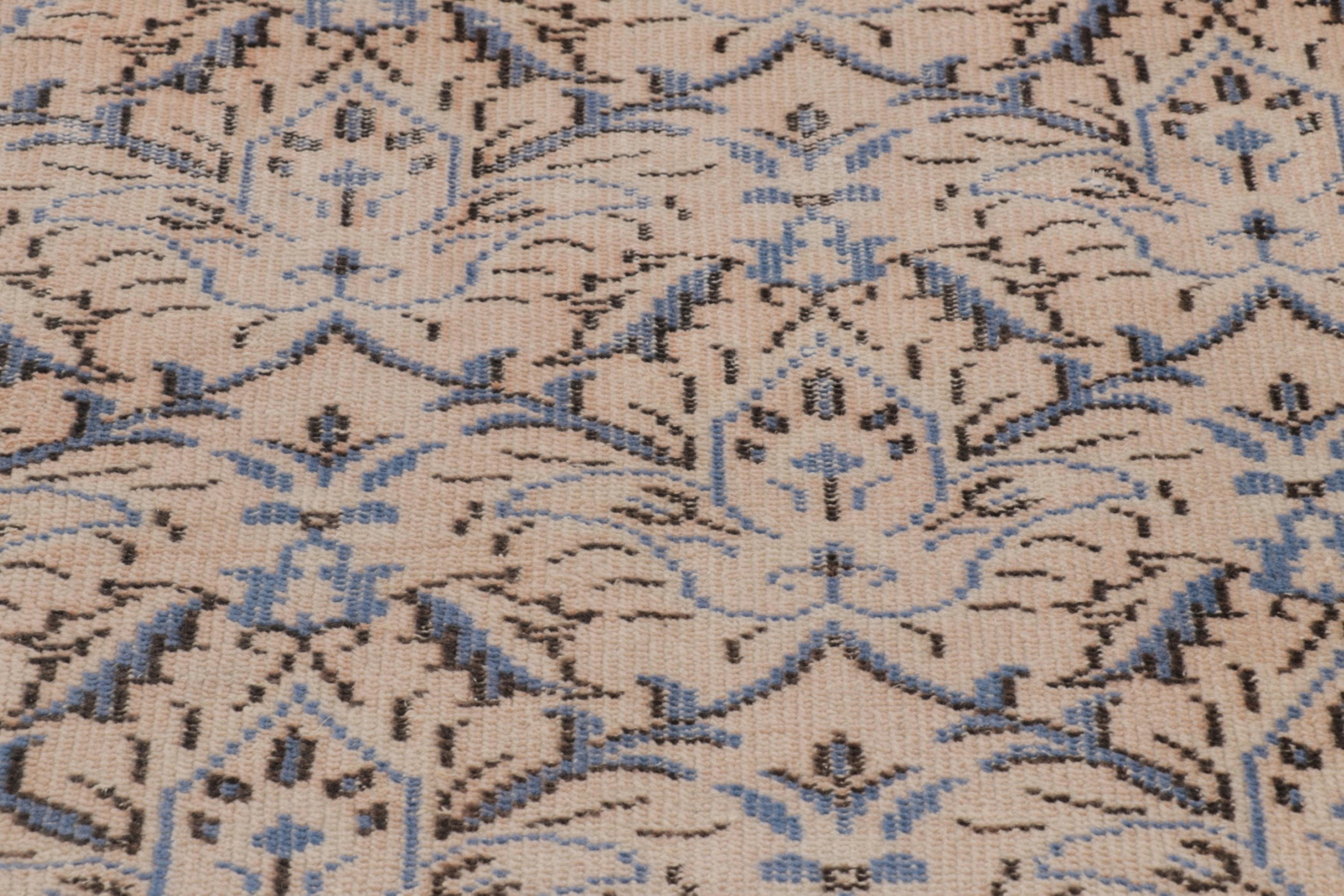 Vintage Distressed Läufer, creme-rosa mit flächendeckenden Blumen - Rug & Kilim (Handgeknüpft) im Angebot