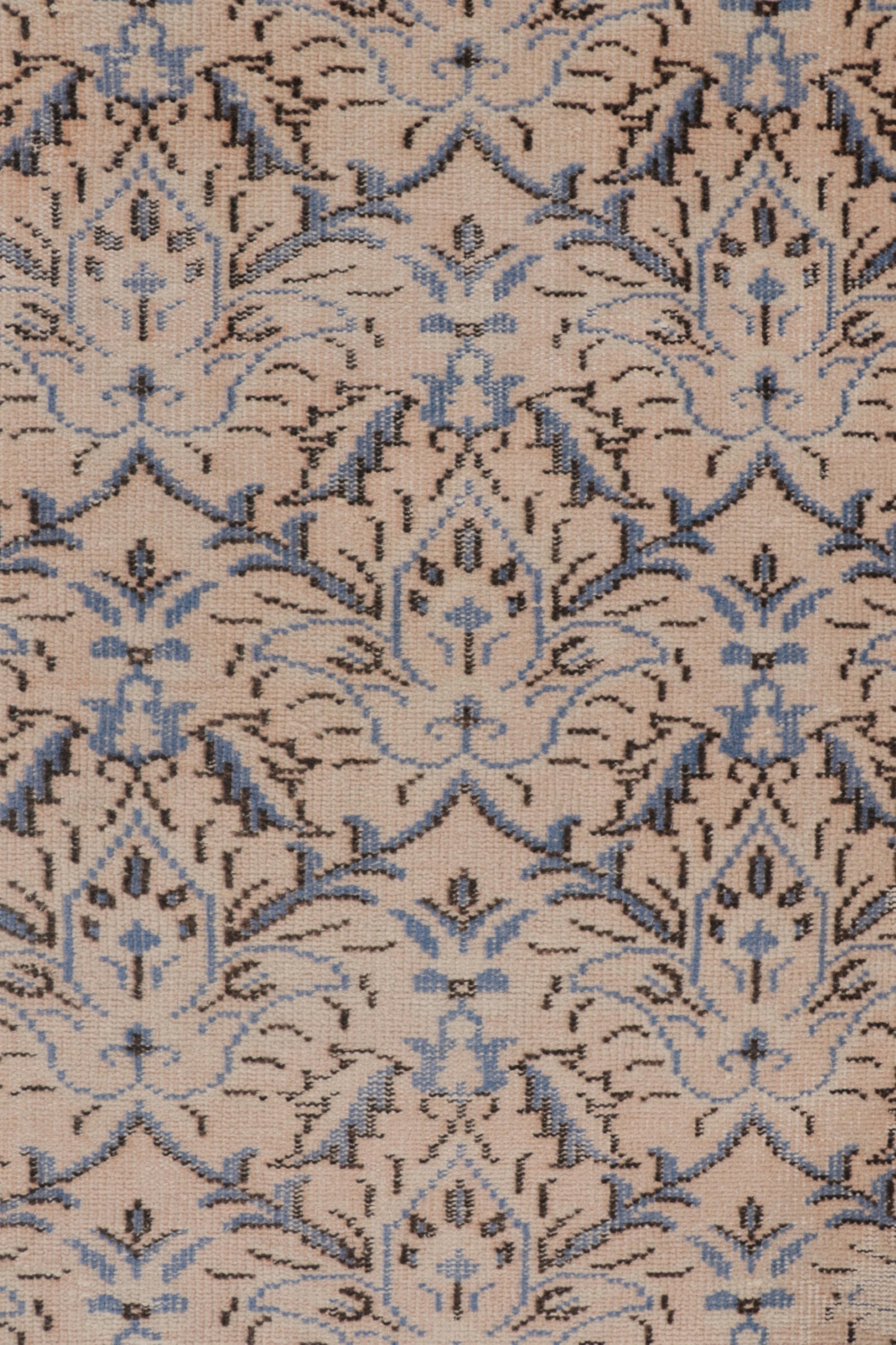 Vintage Distressed Läufer, creme-rosa mit flächendeckenden Blumen - Rug & Kilim im Zustand „Gut“ im Angebot in Long Island City, NY