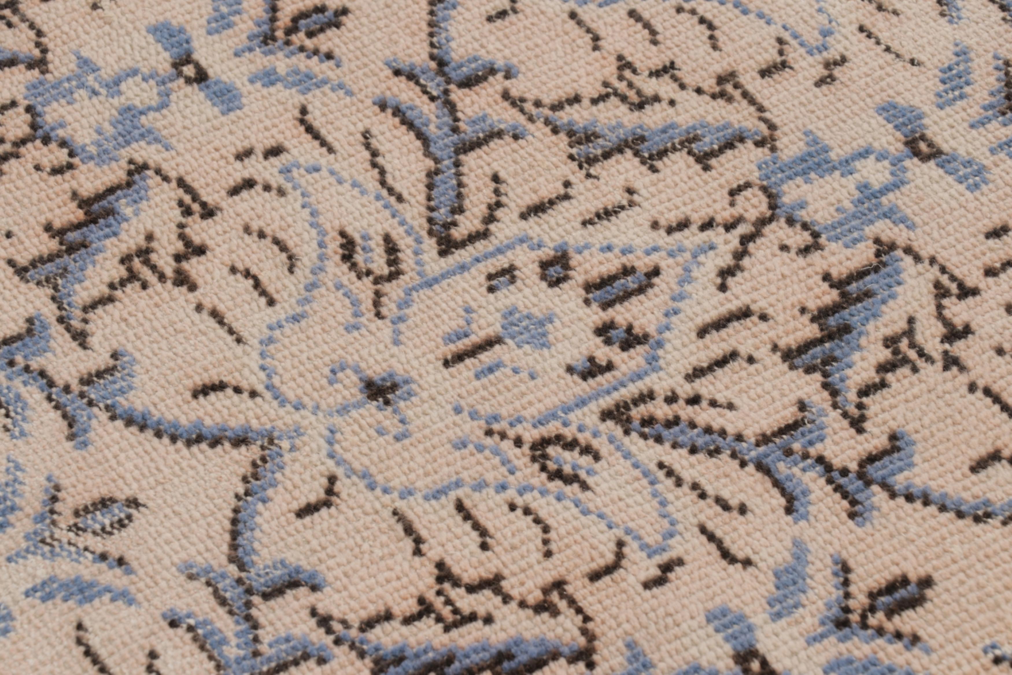 Vintage Distressed Läufer, creme-rosa mit flächendeckenden Blumen - Rug & Kilim (Mitte 17. Jahrhundert) im Angebot