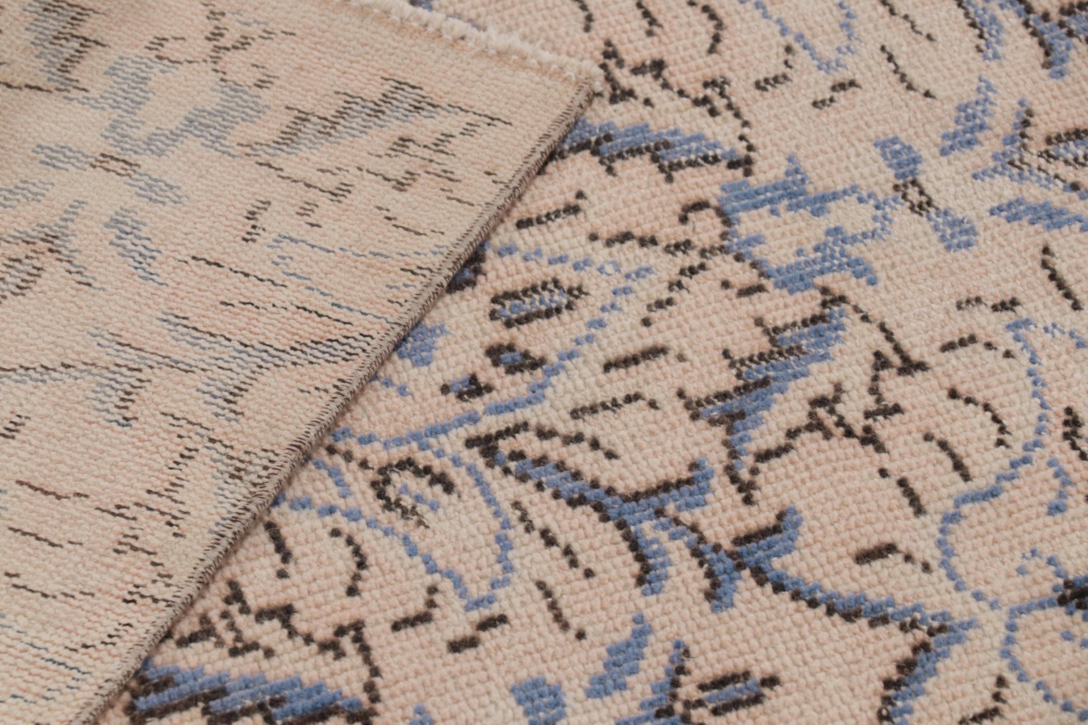 Vintage Distressed Läufer, creme-rosa mit flächendeckenden Blumen - Rug & Kilim (Wolle) im Angebot