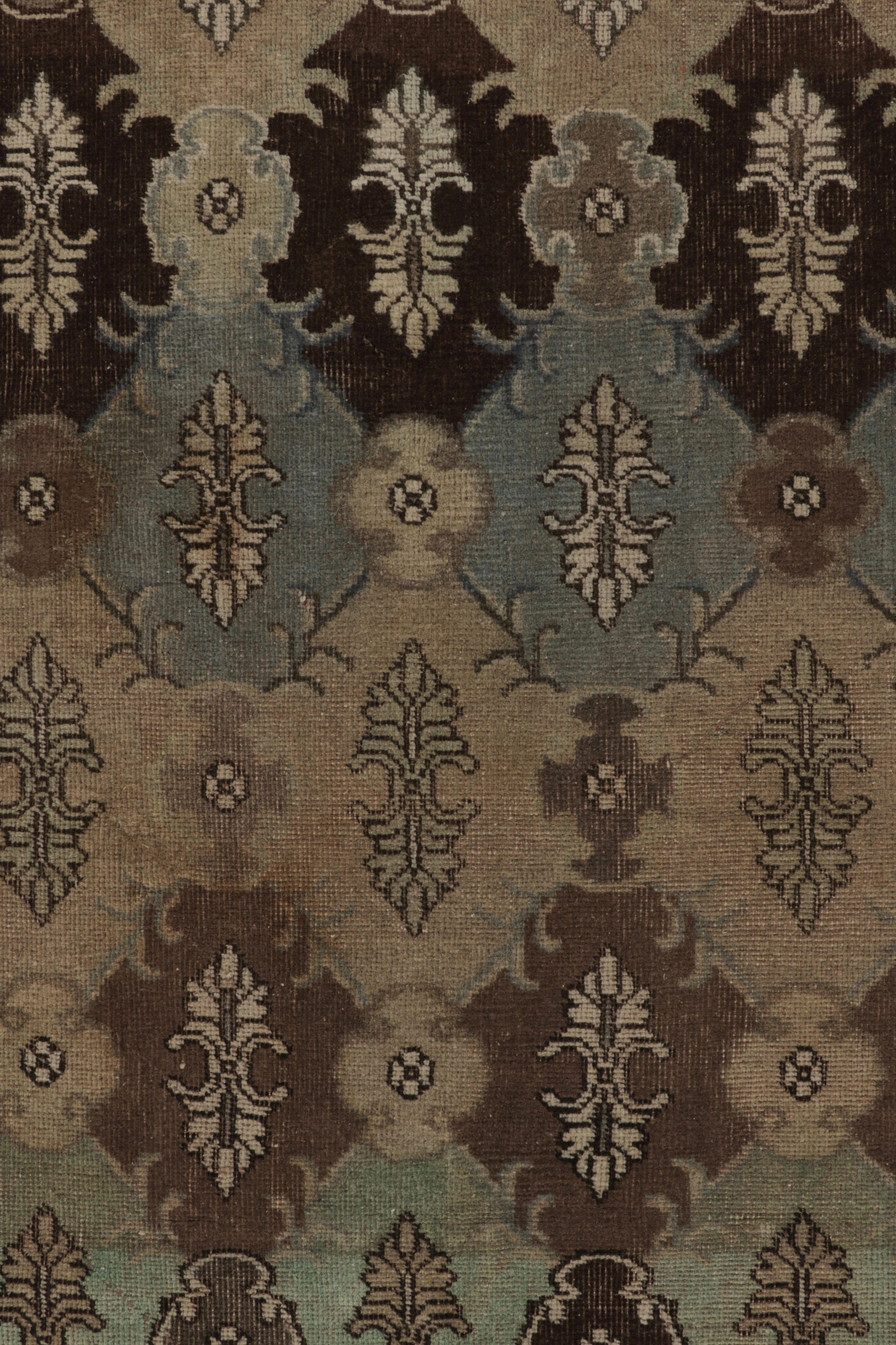 Dieser Vintage-Läufer ist ein 3x8 türkischen notleidenden Stück, mit handgeknüpfter Wolle circa Mitte des 20. Jahrhunderts gemacht. Er ist ein aufregender Neuzugang in unserer Kollektion von türkischen Läufern in Notlage.

Über das