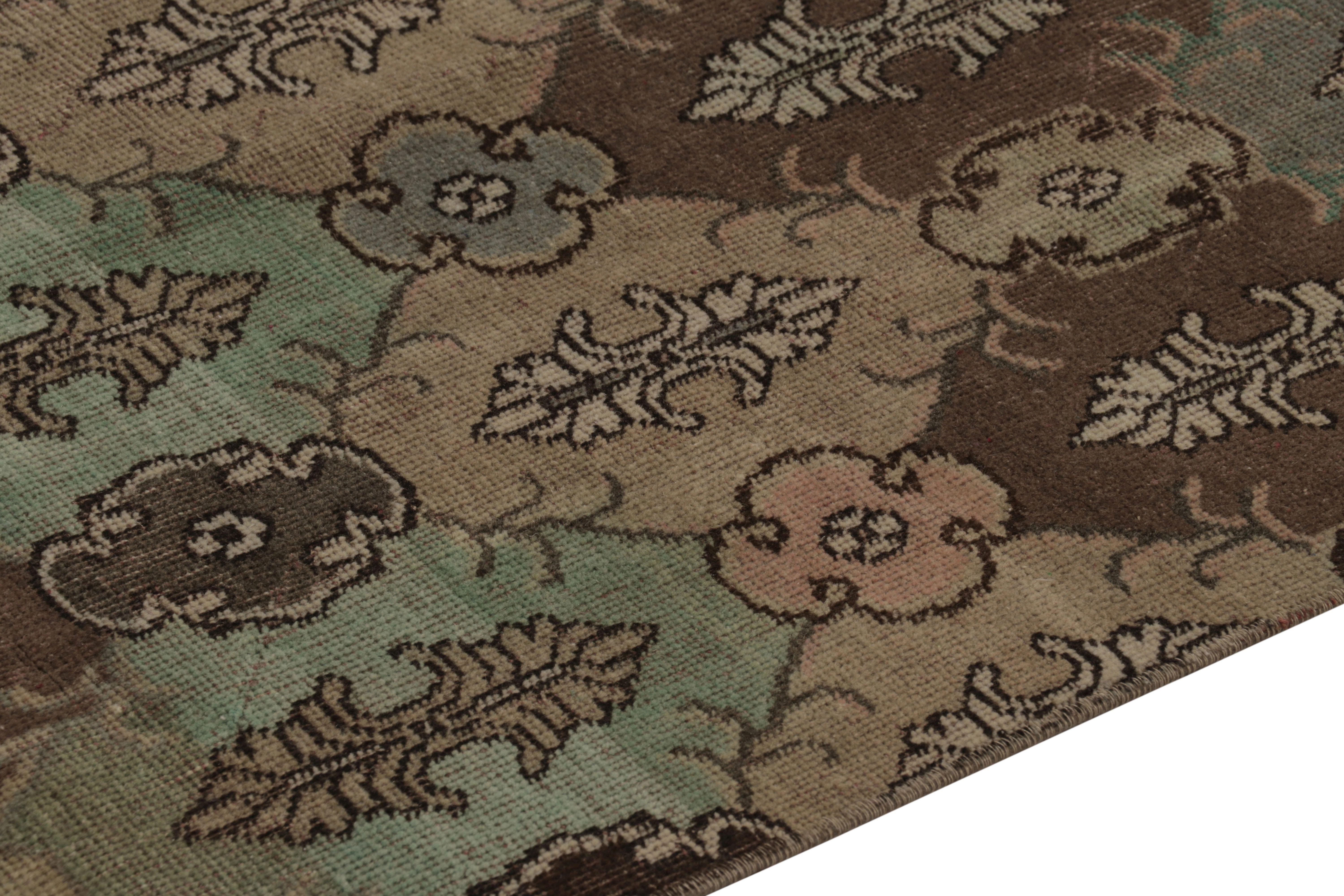 Vintage Distressed Läufer Teppich, Erdtöne Geometrische Blumenmotive  Rug & Kilim im Zustand „Gut“ im Angebot in Long Island City, NY