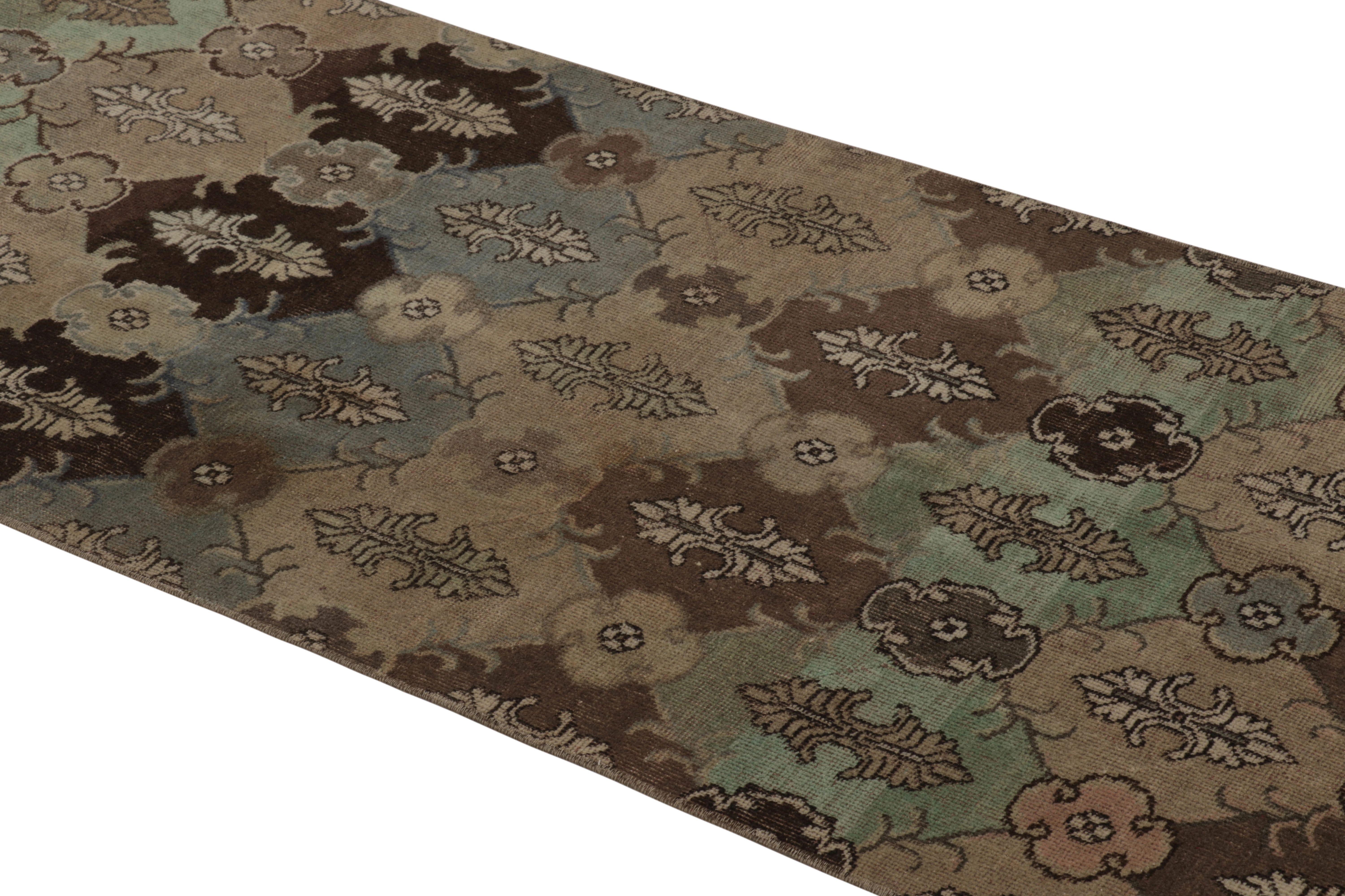 Vintage Distressed Läufer Teppich, Erdtöne Geometrische Blumenmotive  Rug & Kilim (Mitte des 20. Jahrhunderts) im Angebot