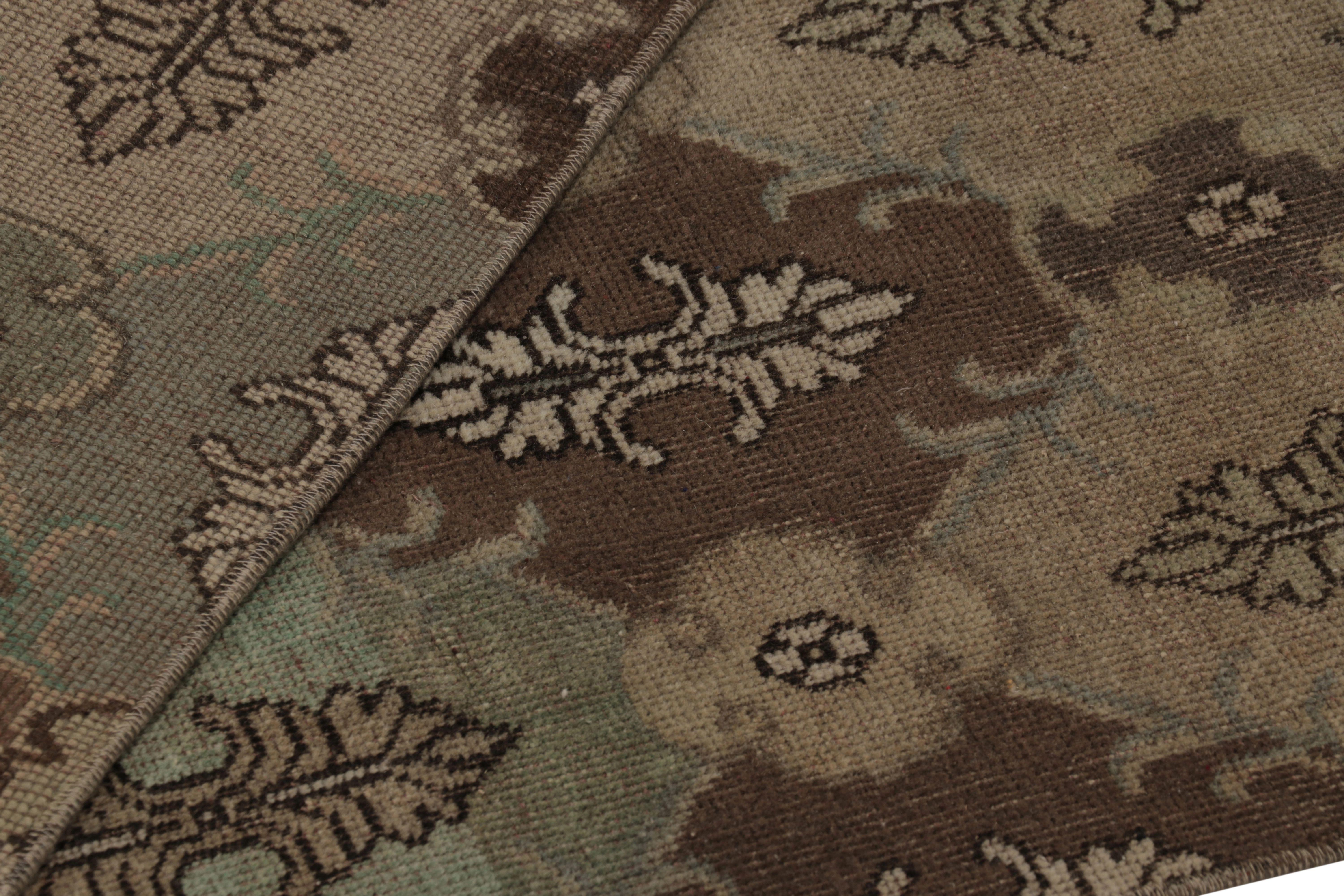 Vintage Distressed Läufer Teppich, Erdtöne Geometrische Blumenmotive  Rug & Kilim im Angebot 1