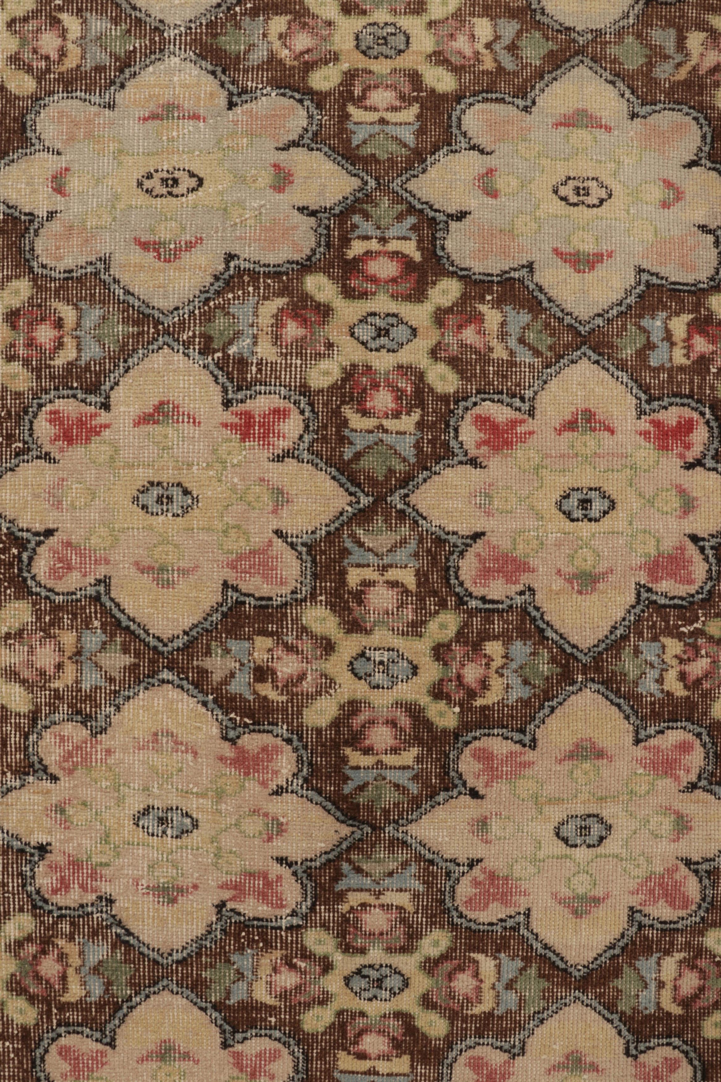 Dieser Vintage-Läufer ist ein 3x9 türkischen notleidenden Stück, mit handgeknüpfter Wolle circa Mitte des 20. Jahrhunderts gemacht. Er ist ein aufregender Neuzugang in unserer Kollektion von türkischen Läufern in Notlage.

Über das Design: