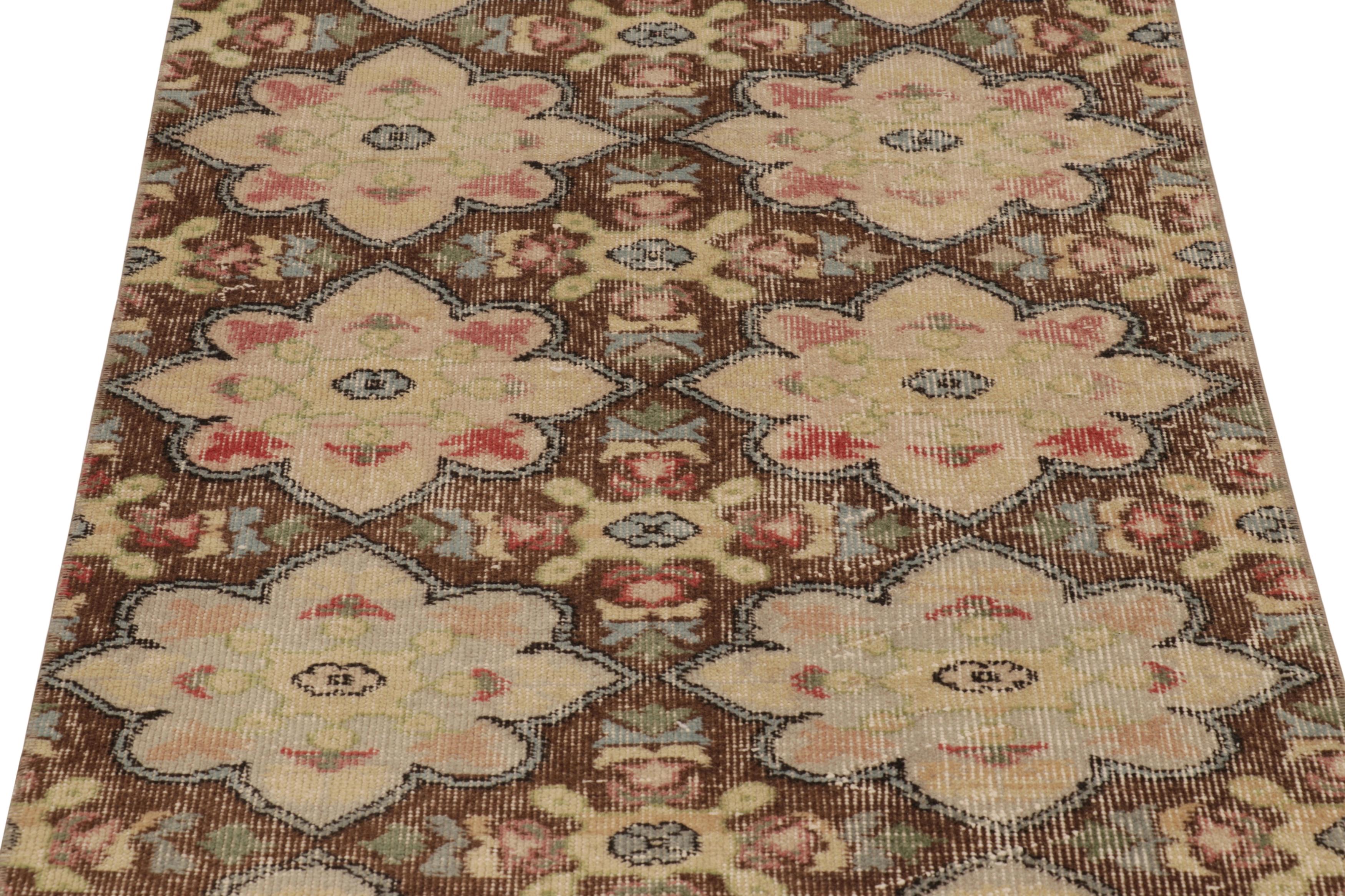 Vintage Distressed Läufer, verblasste braune botanische Medaillons - Rug & Kilim (Türkisch) im Angebot