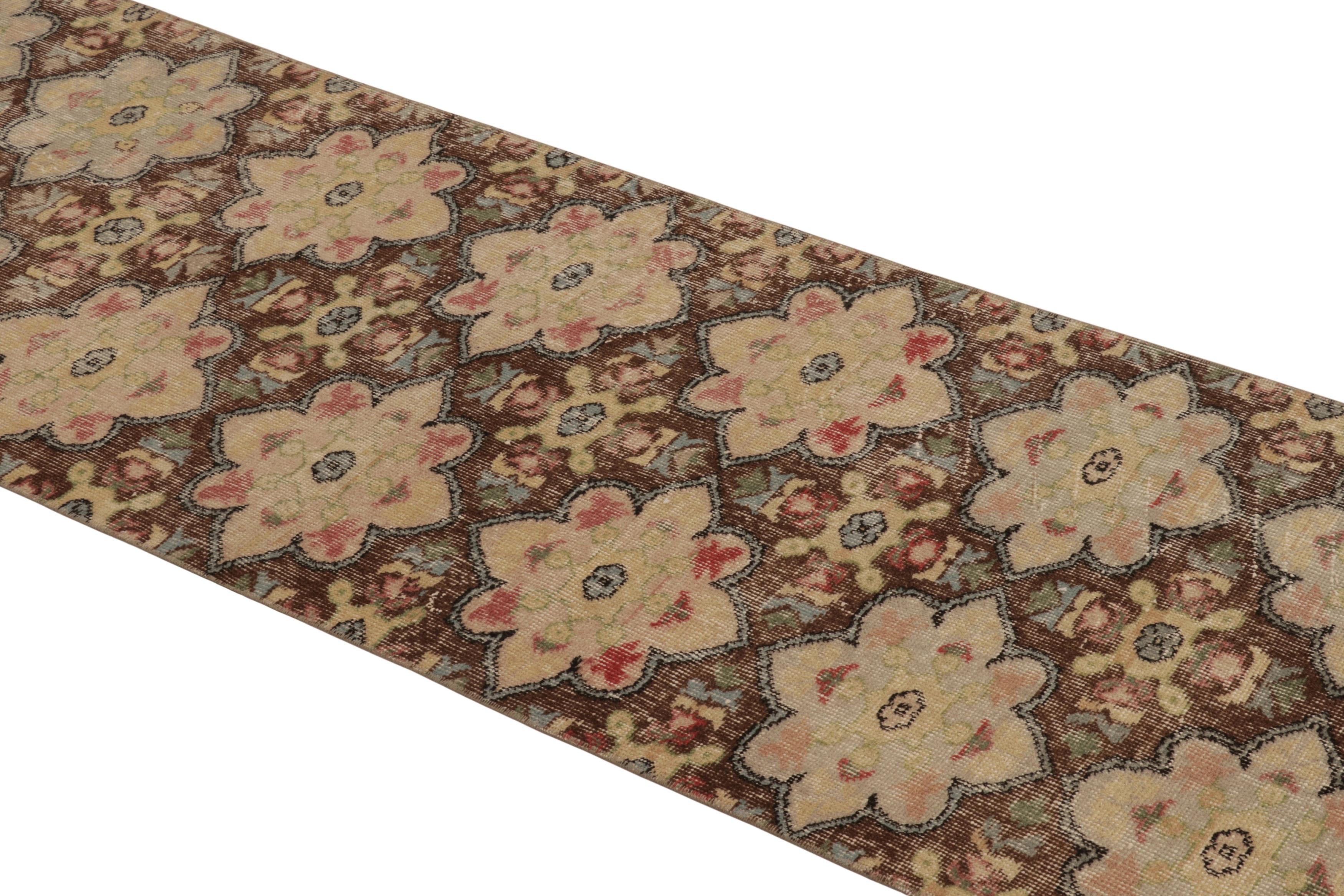 Vintage Distressed Läufer, verblasste braune botanische Medaillons - Rug & Kilim im Angebot 1