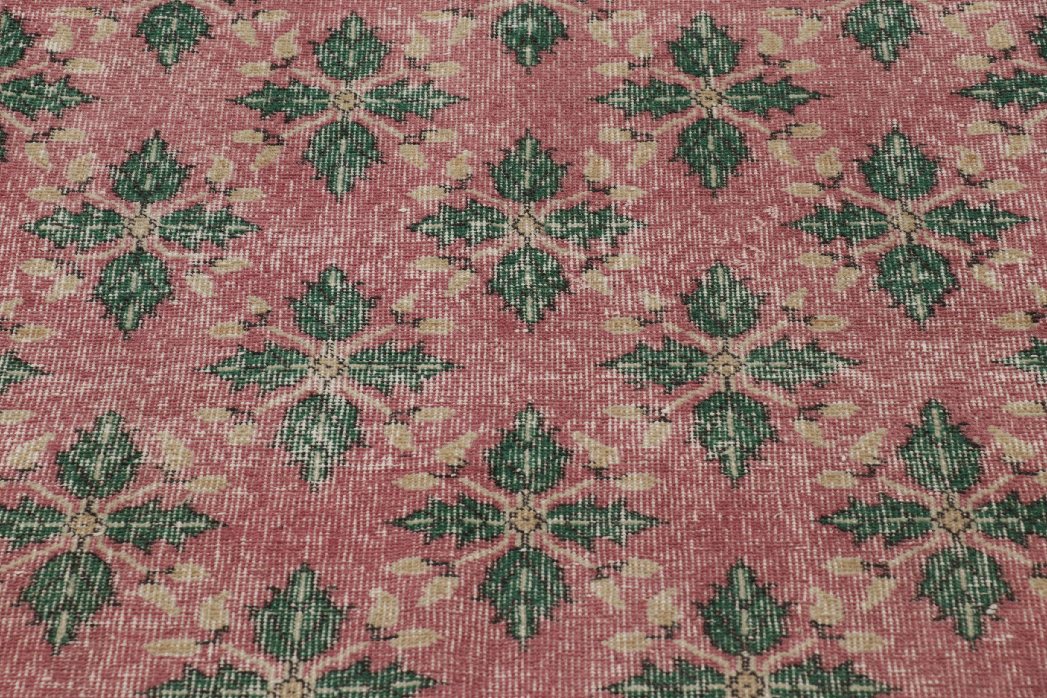 Vintage Distressed Läufer Teppich, Mauve und Grün Geometrisches Blumenmuster (Türkisch) im Angebot