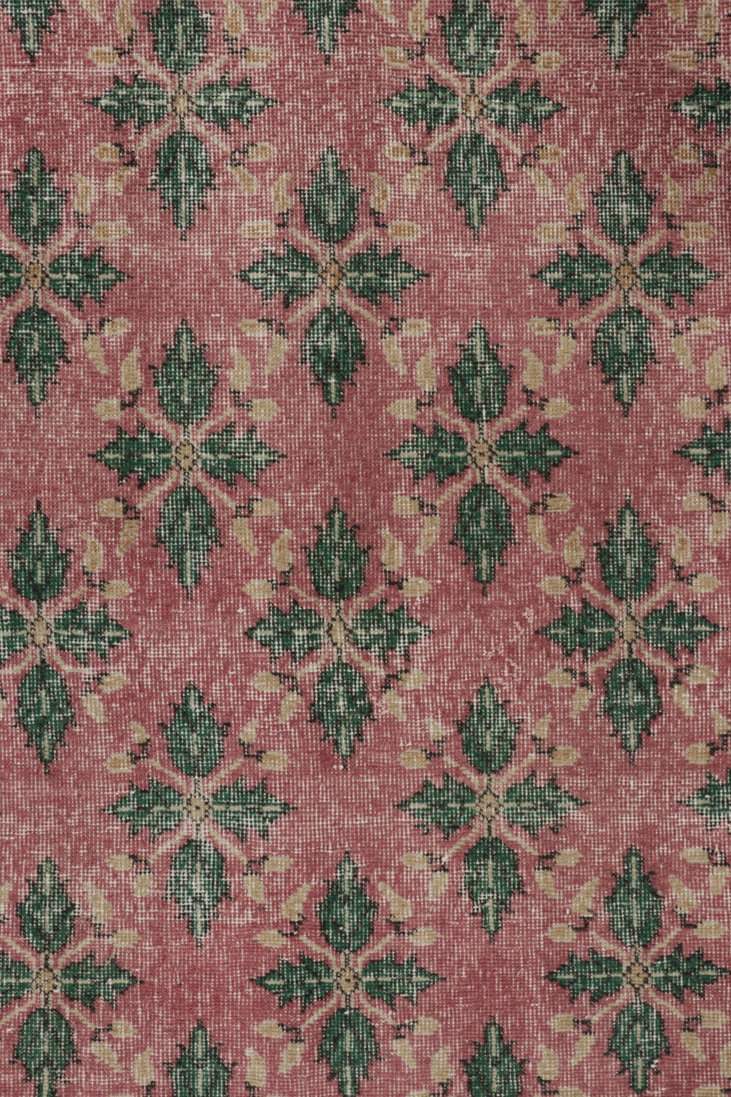 Vintage Distressed Läufer Teppich, Mauve und Grün Geometrisches Blumenmuster (Handgewebt) im Angebot