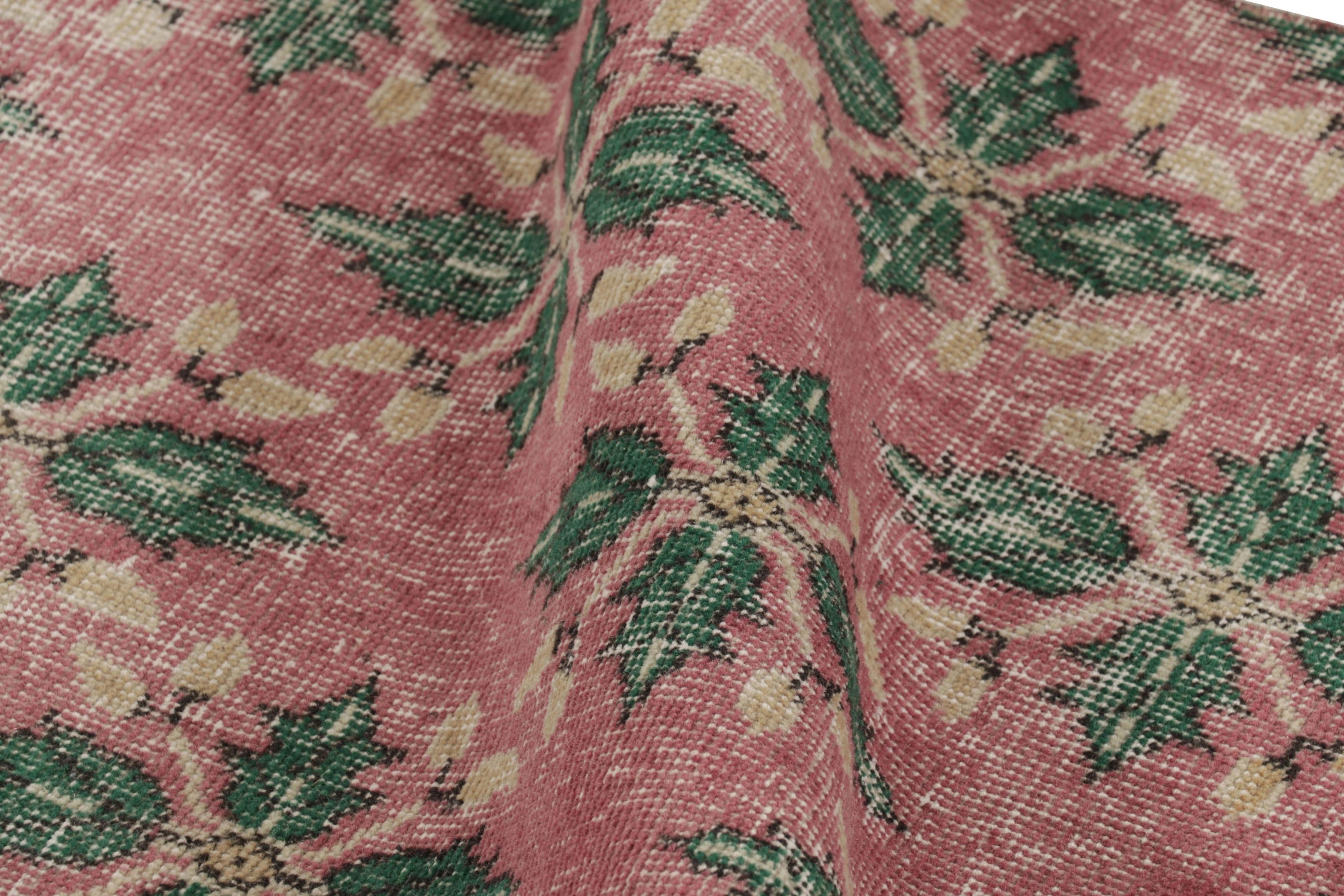 Vintage Distressed Läufer Teppich, Mauve und Grün Geometrisches Blumenmuster im Zustand „Gut“ im Angebot in Long Island City, NY