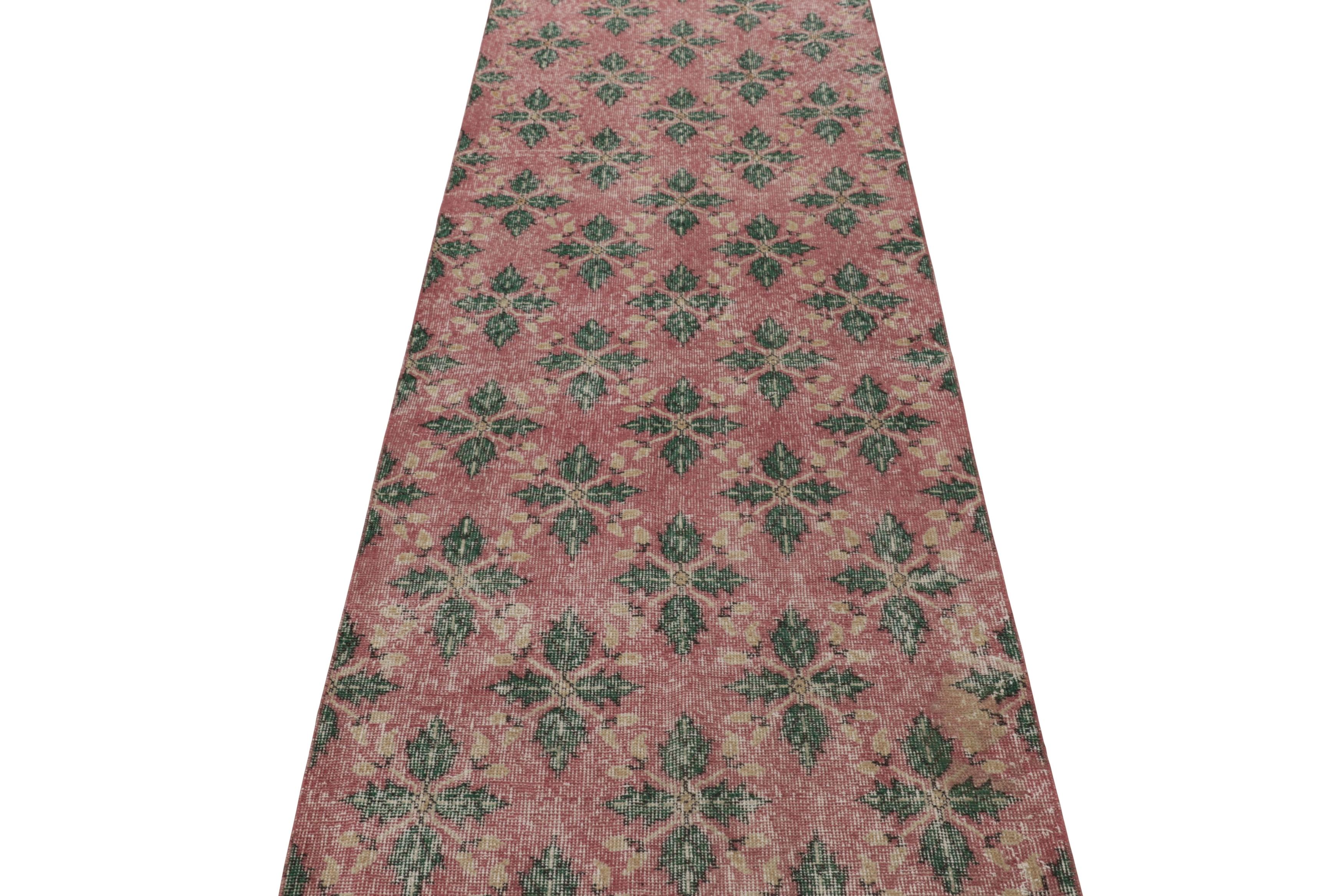 Vintage Distressed Läufer Teppich, Mauve und Grün Geometrisches Blumenmuster (Wolle) im Angebot