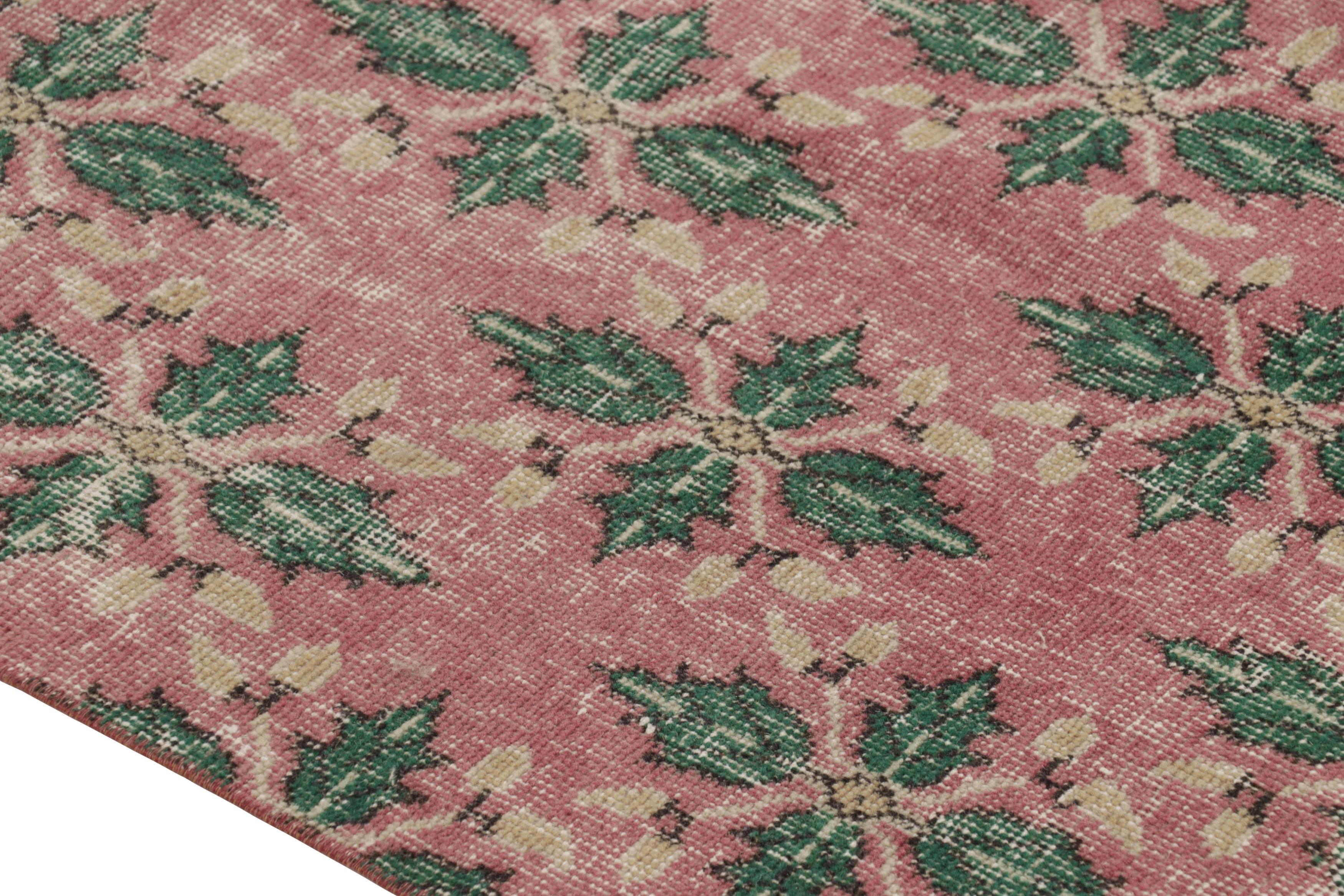 Vintage Distressed Läufer Teppich, Mauve und Grün Geometrisches Blumenmuster im Angebot 1