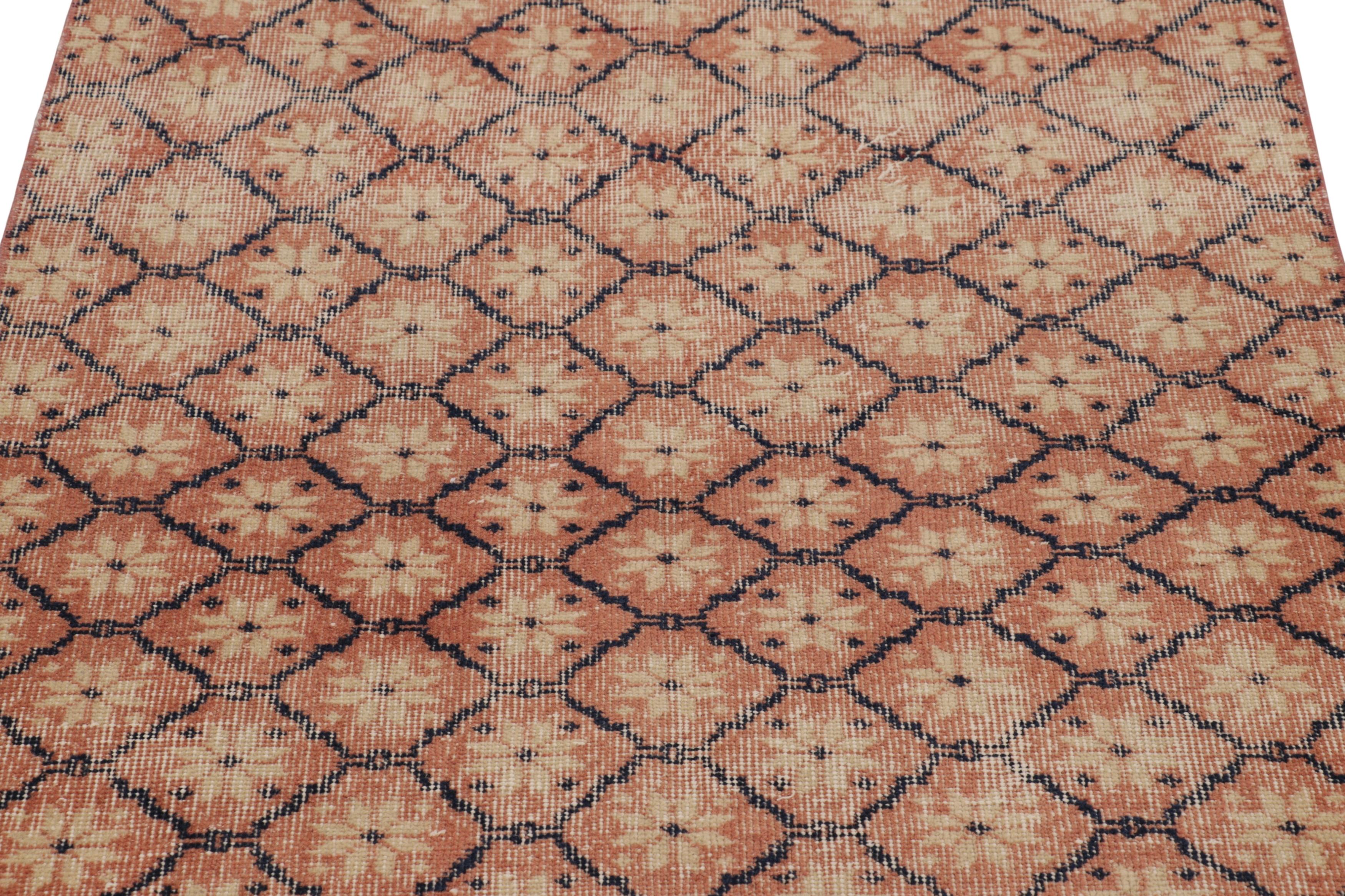 Der türkische Läufer 3x10 mit handgeknüpfter Wolle aus der Mitte des 20. Jahrhunderts ist in die Jahre gekommen. Er ist ein aufregender Neuzugang in unserer Kollektion von türkischen Läufern in Notlage.

Über das Design:

Bewunderer dieses Handwerks