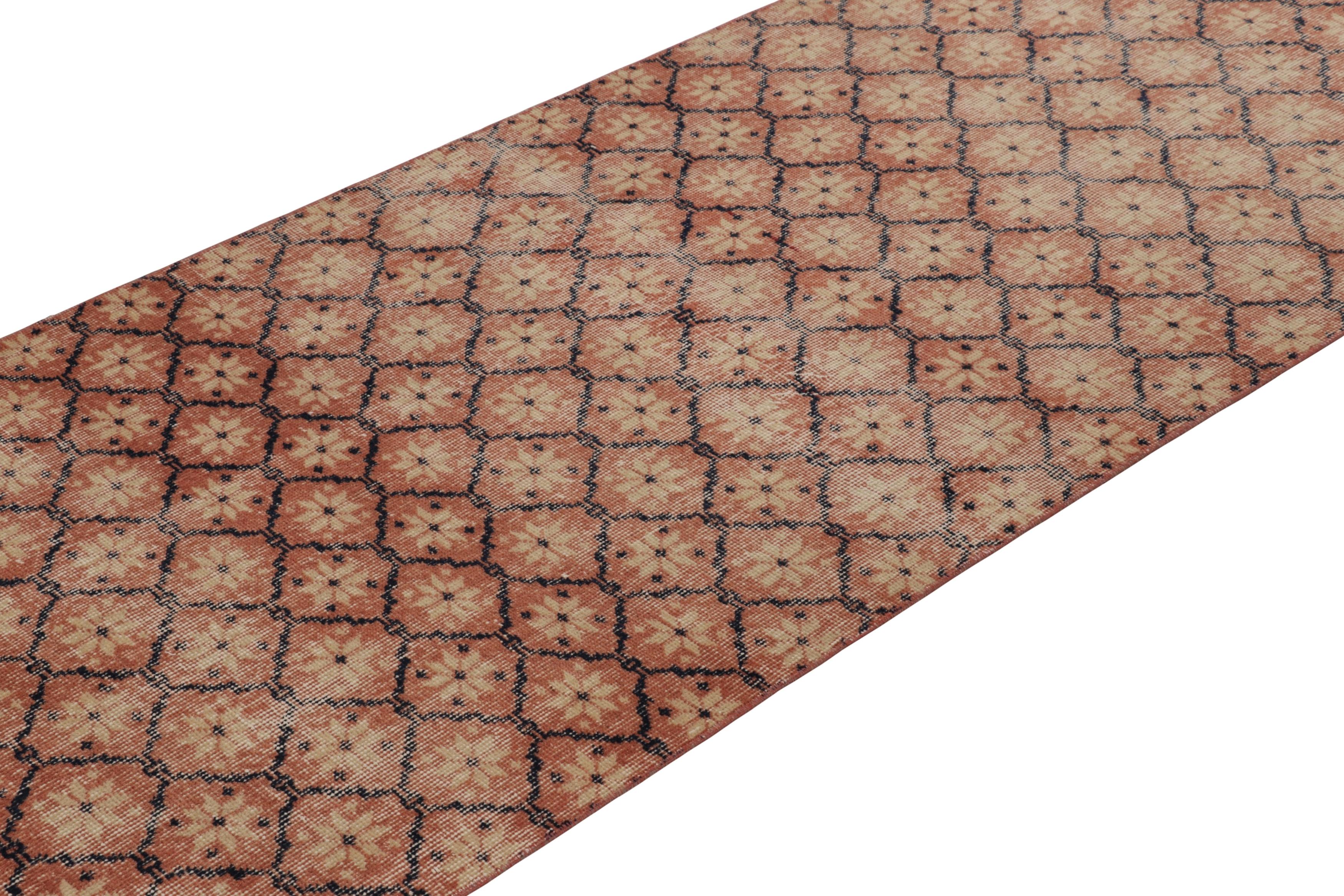 Vintage Distressed Läufer Teppich, gedämpfter Rost und Beige Blumenmuster (Türkisch) im Angebot