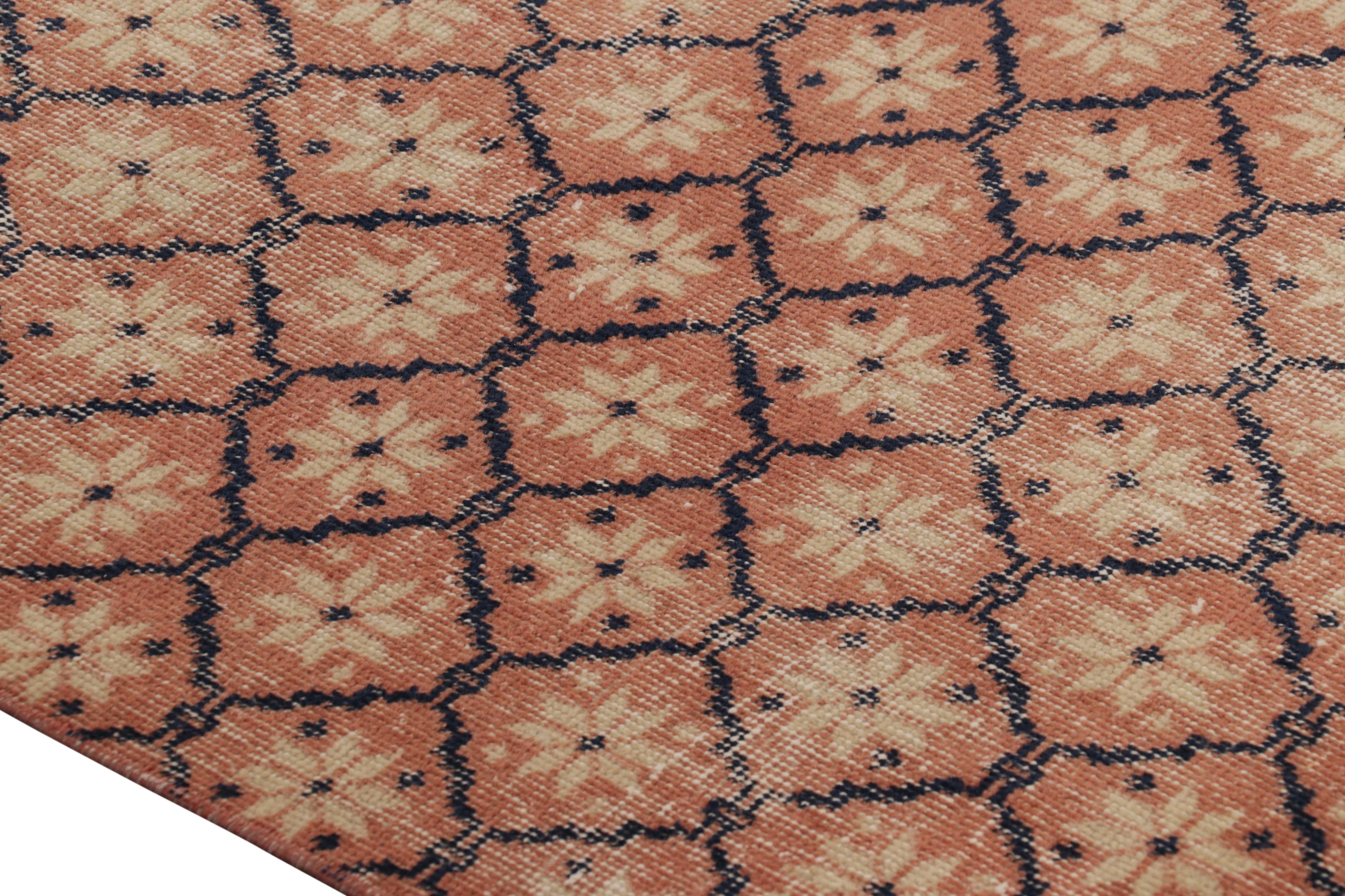 Vintage Distressed Läufer Teppich, gedämpfter Rost und Beige Blumenmuster (Handgewebt) im Angebot