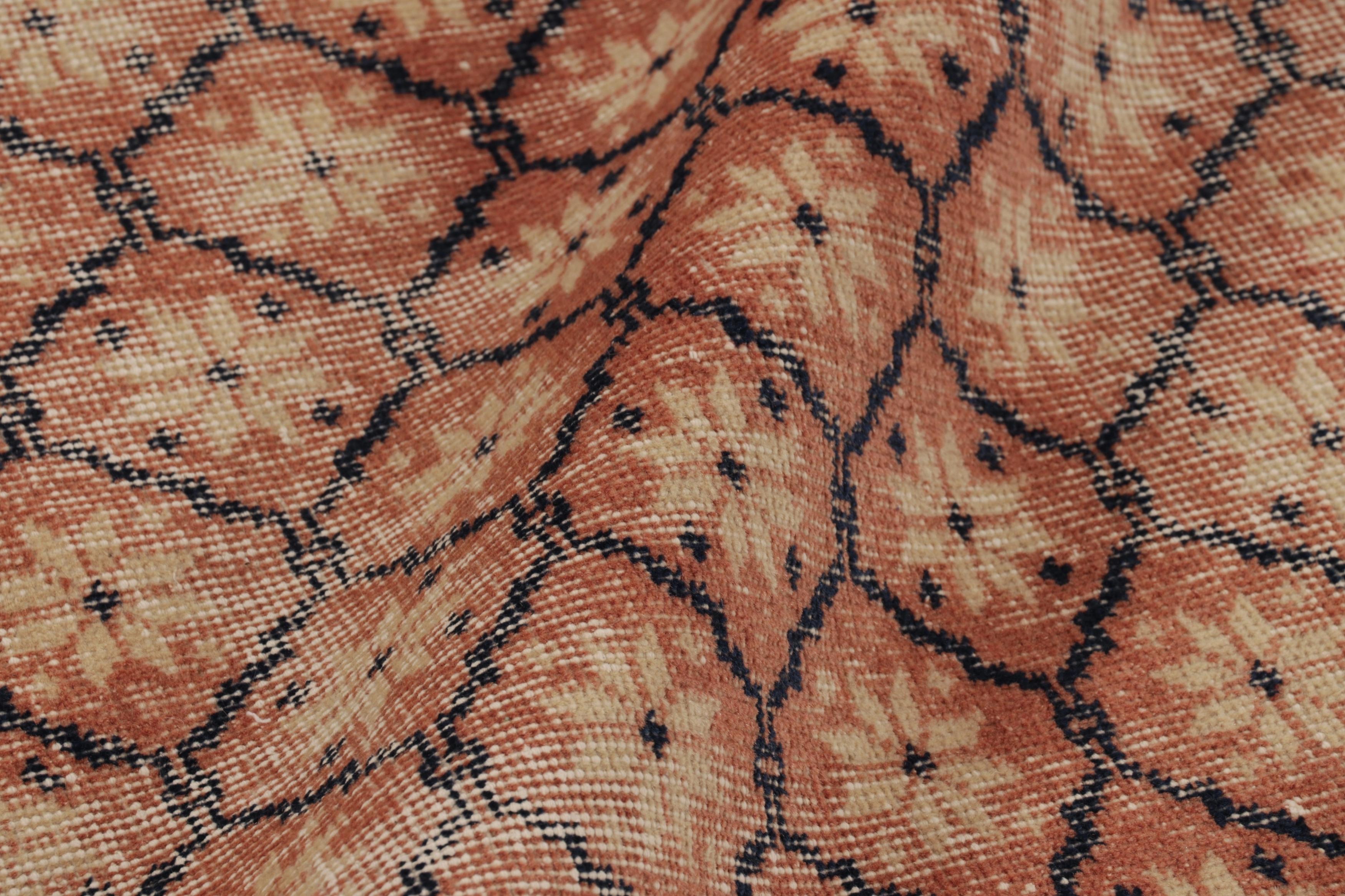 Vintage Distressed Läufer Teppich, gedämpfter Rost und Beige Blumenmuster im Zustand „Gut“ im Angebot in Long Island City, NY