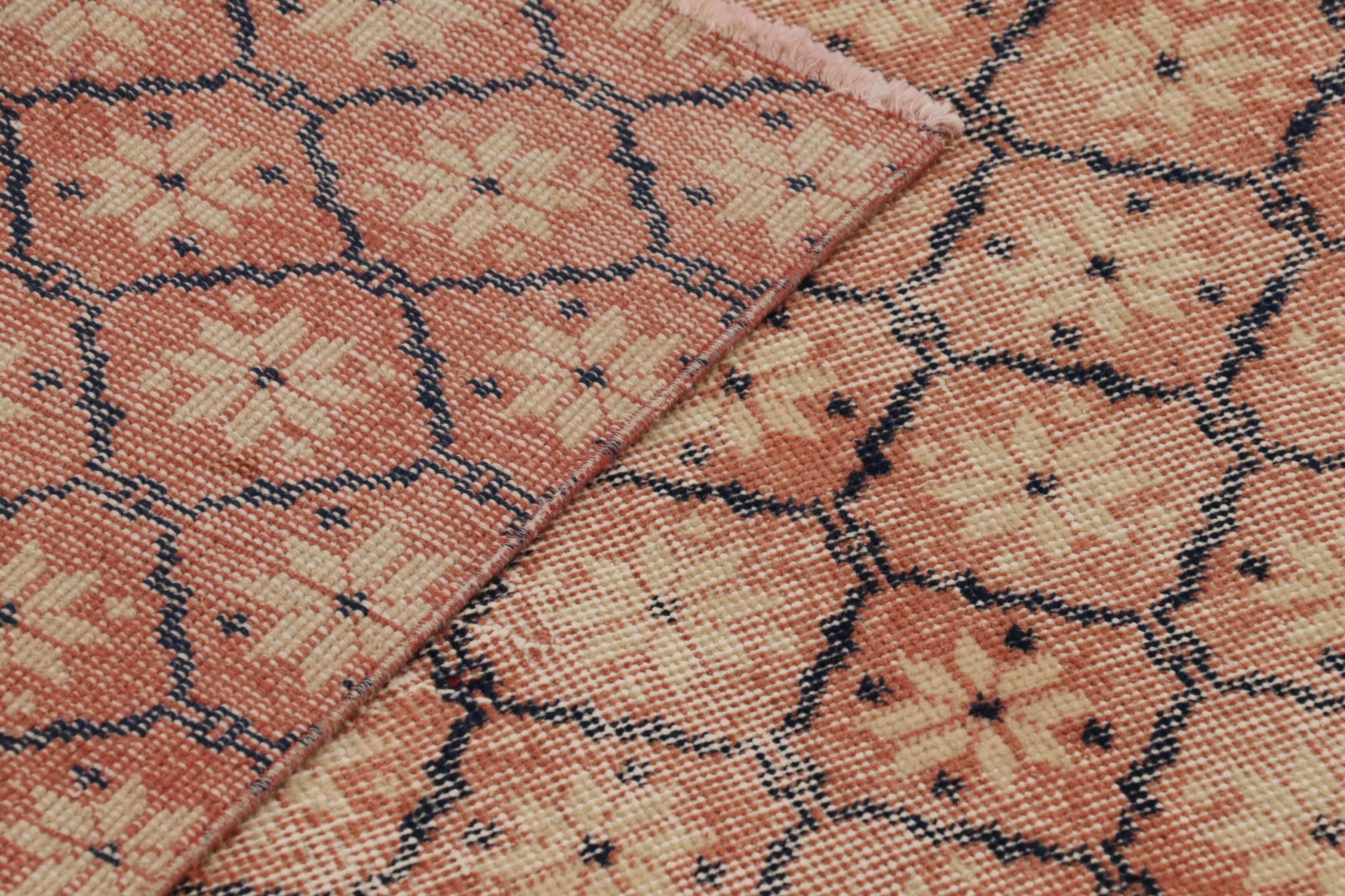 Vintage Distressed Läufer Teppich, gedämpfter Rost und Beige Blumenmuster (Mittleres 19. Jahrhundert) im Angebot