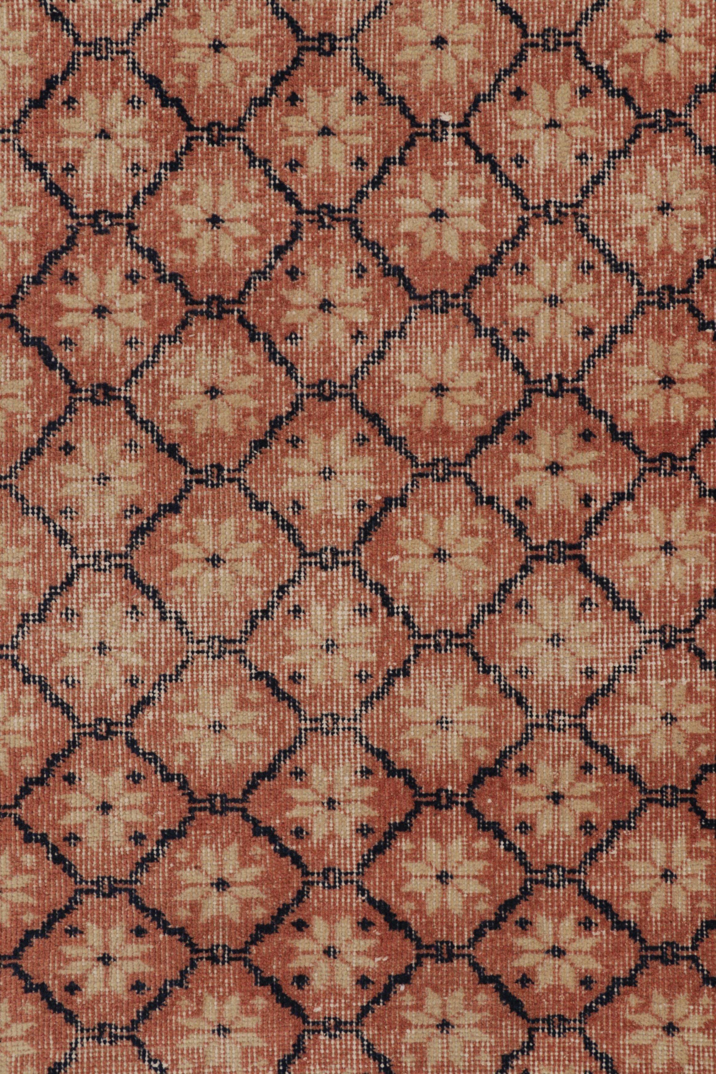 Vintage Distressed Läufer Teppich, gedämpfter Rost und Beige Blumenmuster (Wolle) im Angebot