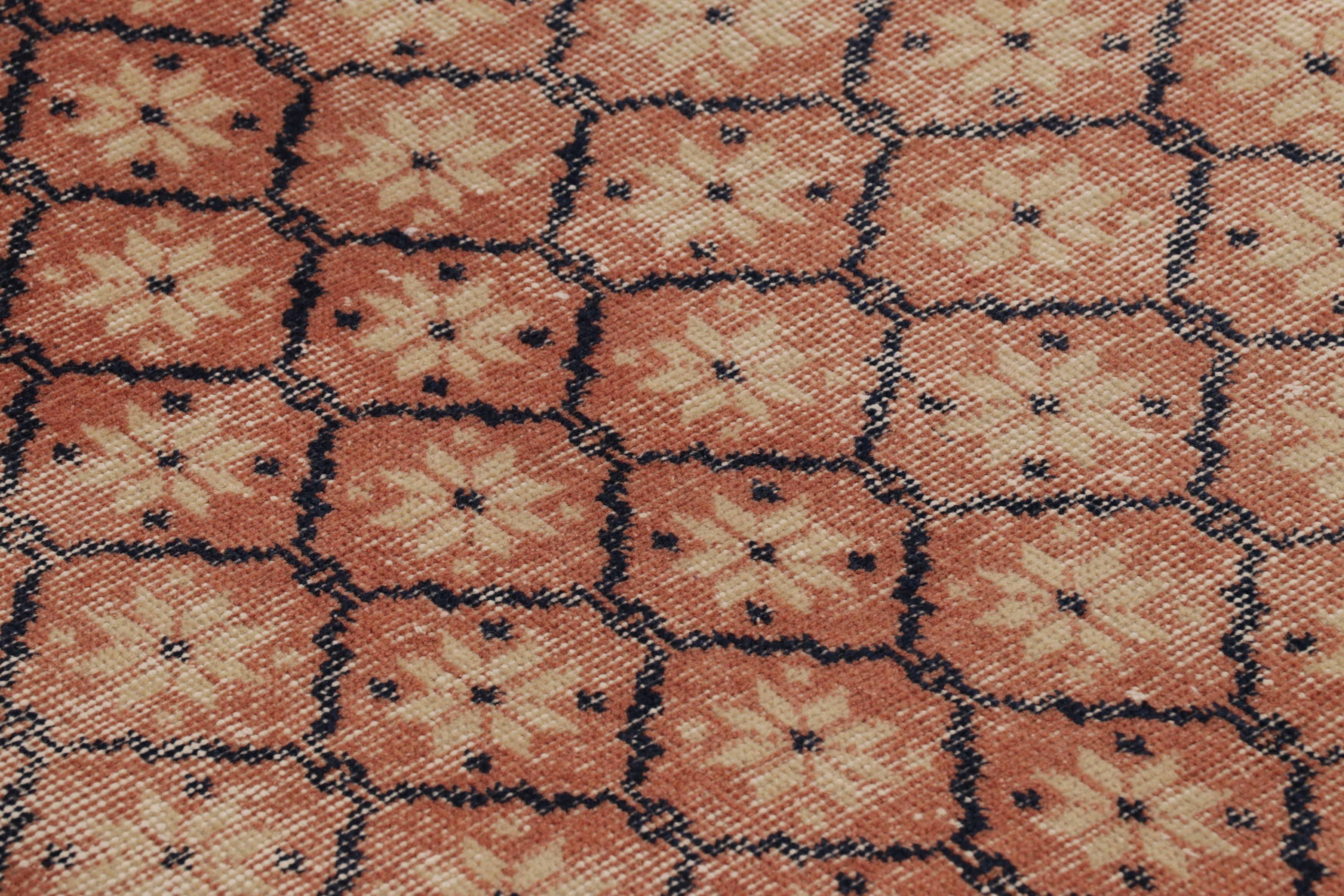 Vintage Distressed Läufer Teppich, gedämpfter Rost und Beige Blumenmuster im Angebot 1