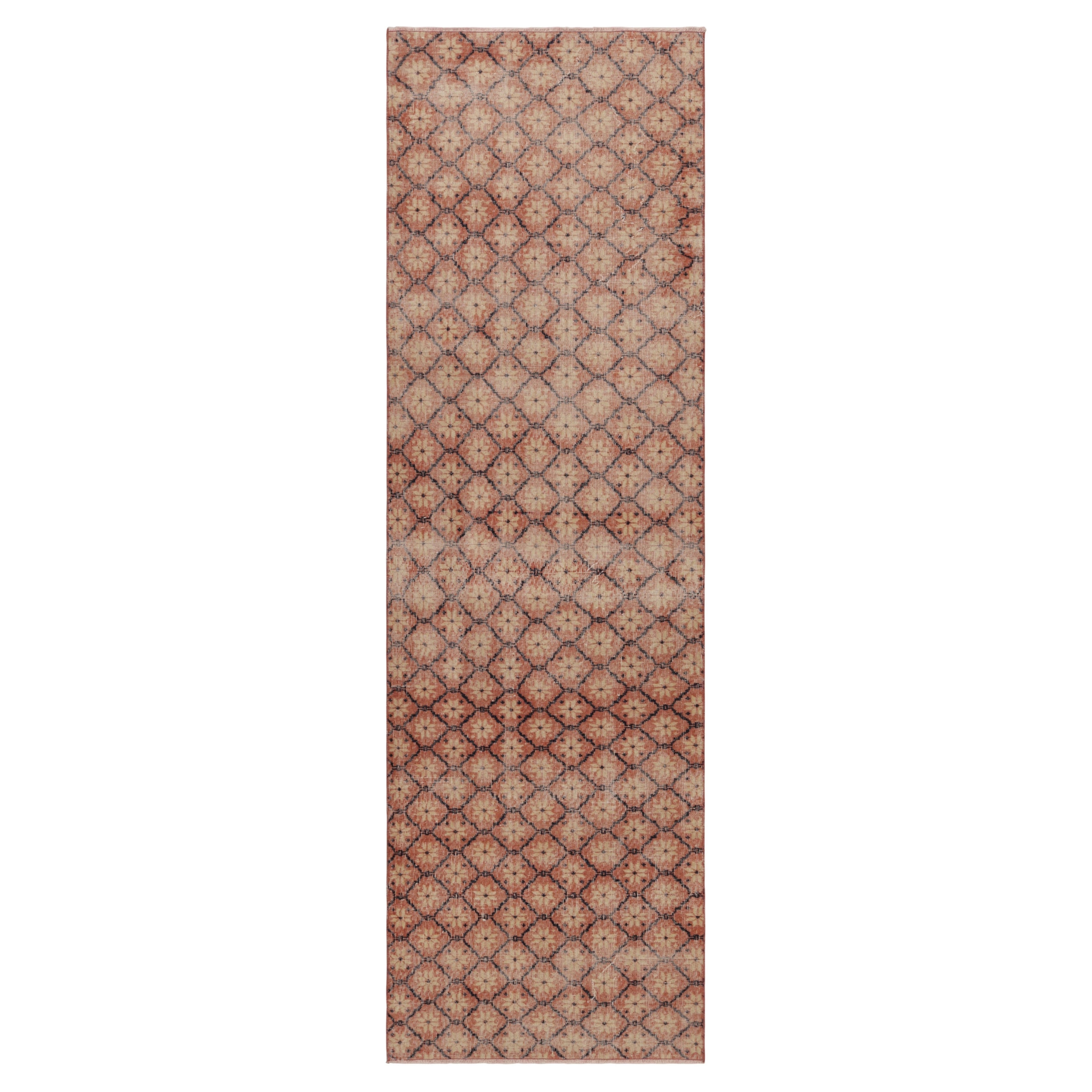 Vintage Distressed Läufer Teppich, gedämpfter Rost und Beige Blumenmuster
