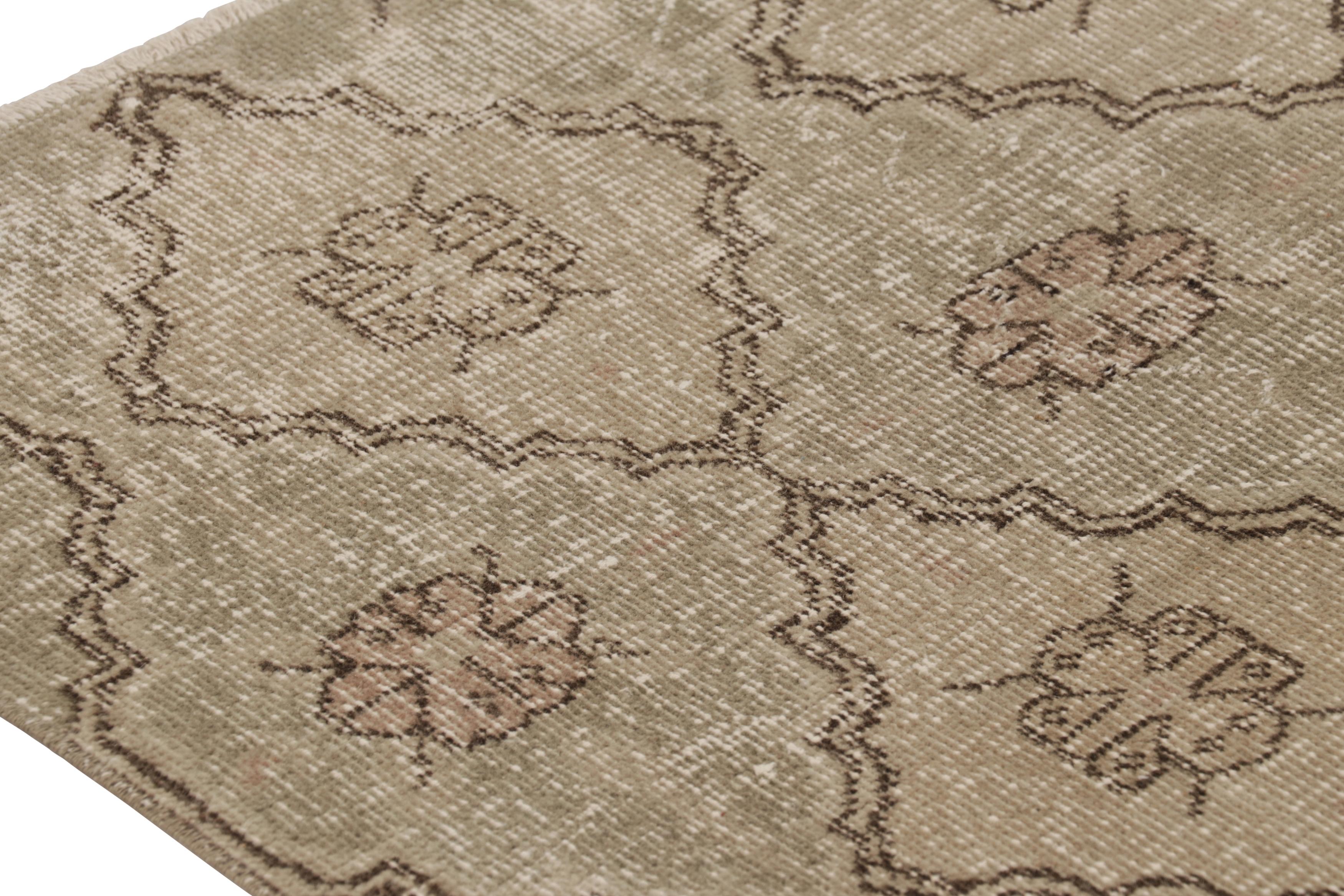 Vintage Distressed Läufer Teppich, Rosa und Beige Geometrische Muster - Rug & Kilim (Türkisch) im Angebot