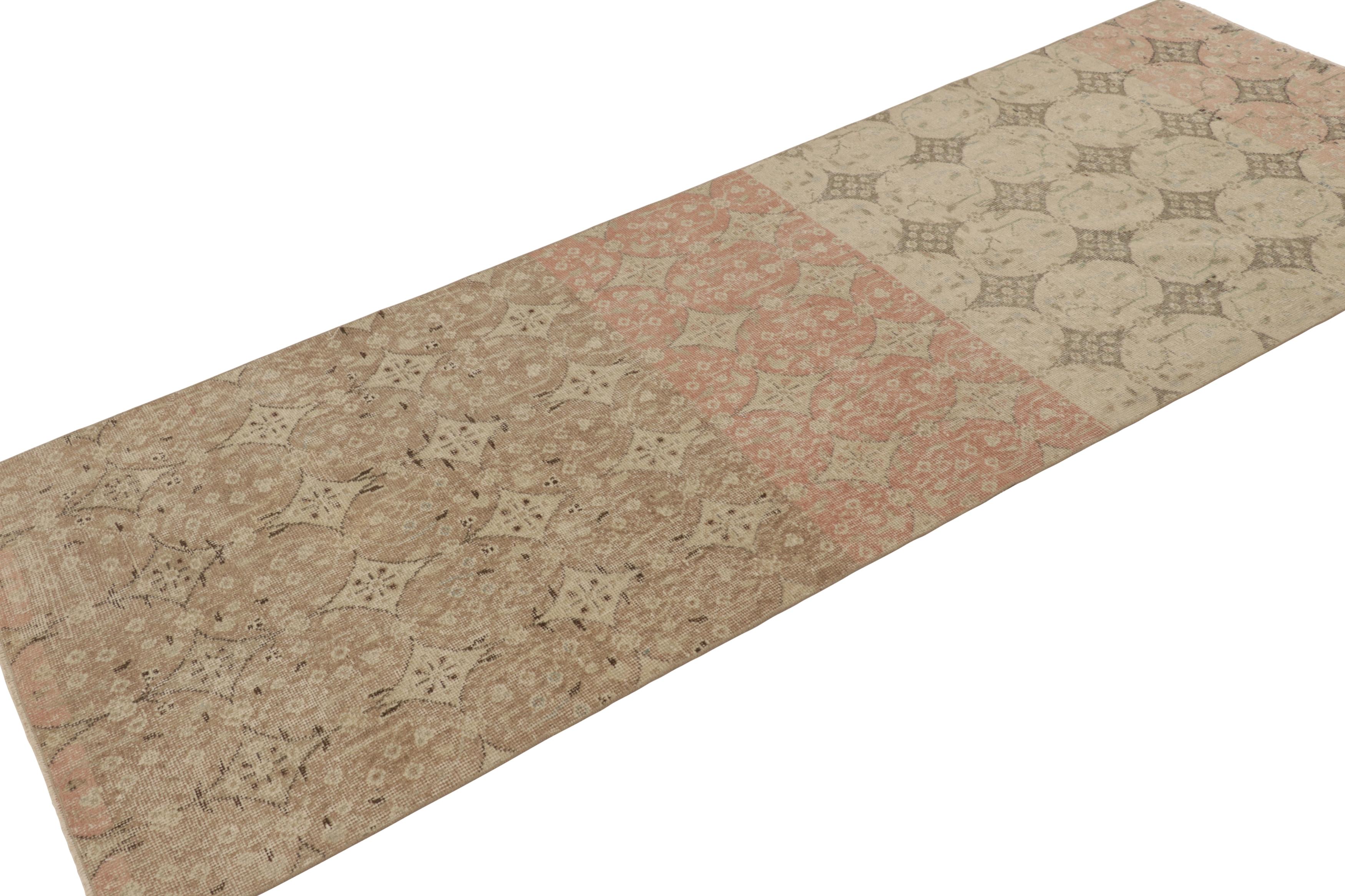 Vintage Distressed Läufer Teppich, Rosa und Beige Geometrische Muster - Rug & Kilim im Zustand „Gut“ im Angebot in Long Island City, NY