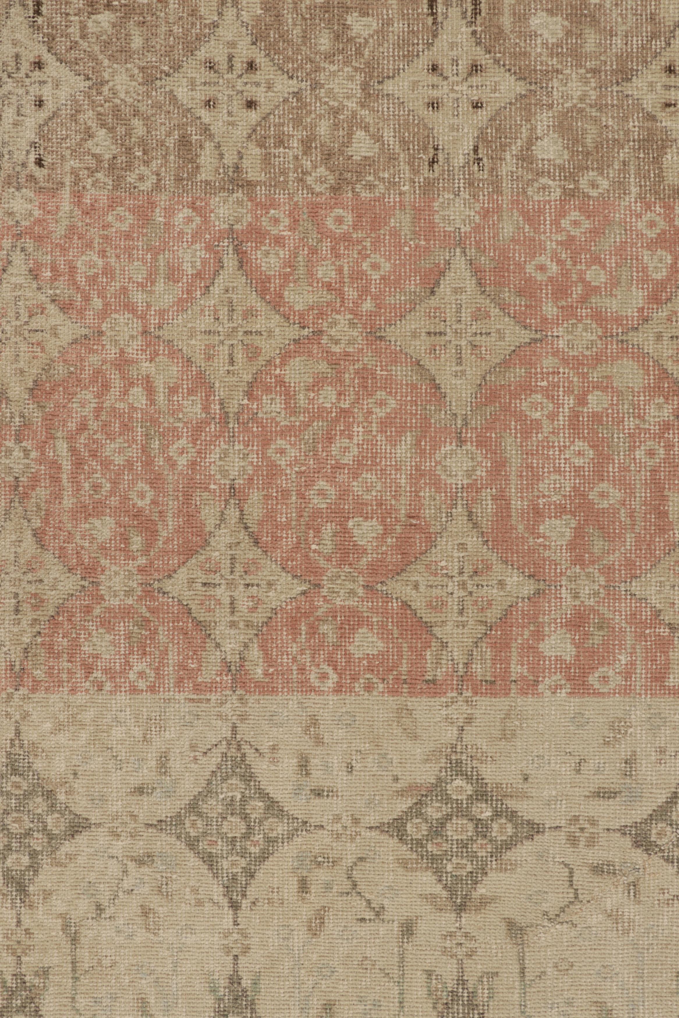 Vintage Distressed Läufer Teppich, Rosa und Beige Geometrische Muster - Rug & Kilim (Mitte des 20. Jahrhunderts) im Angebot