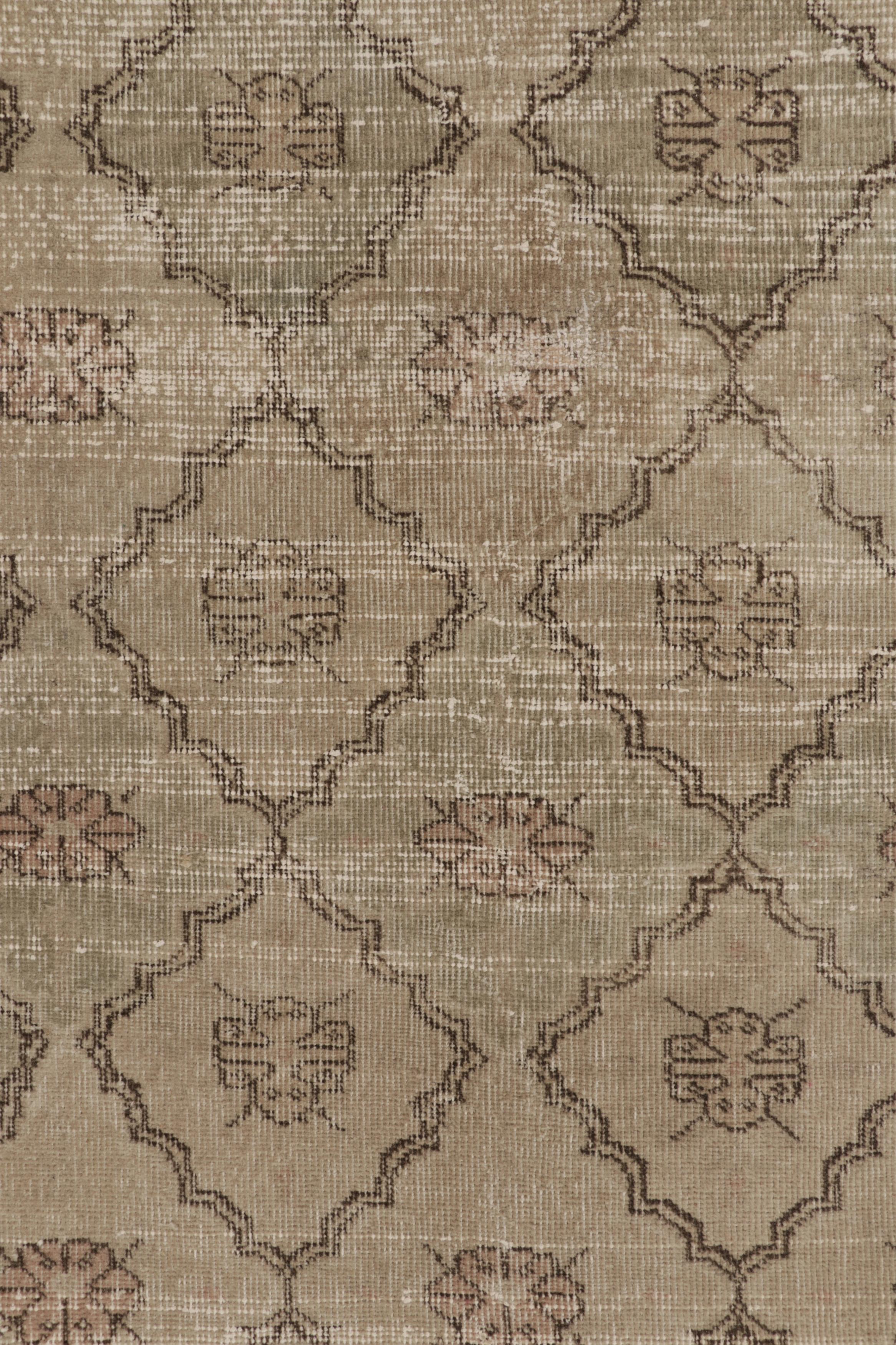 Vintage Distressed Läufer Teppich, Rosa und Beige Geometrische Muster - Rug & Kilim (Mitte des 20. Jahrhunderts) im Angebot