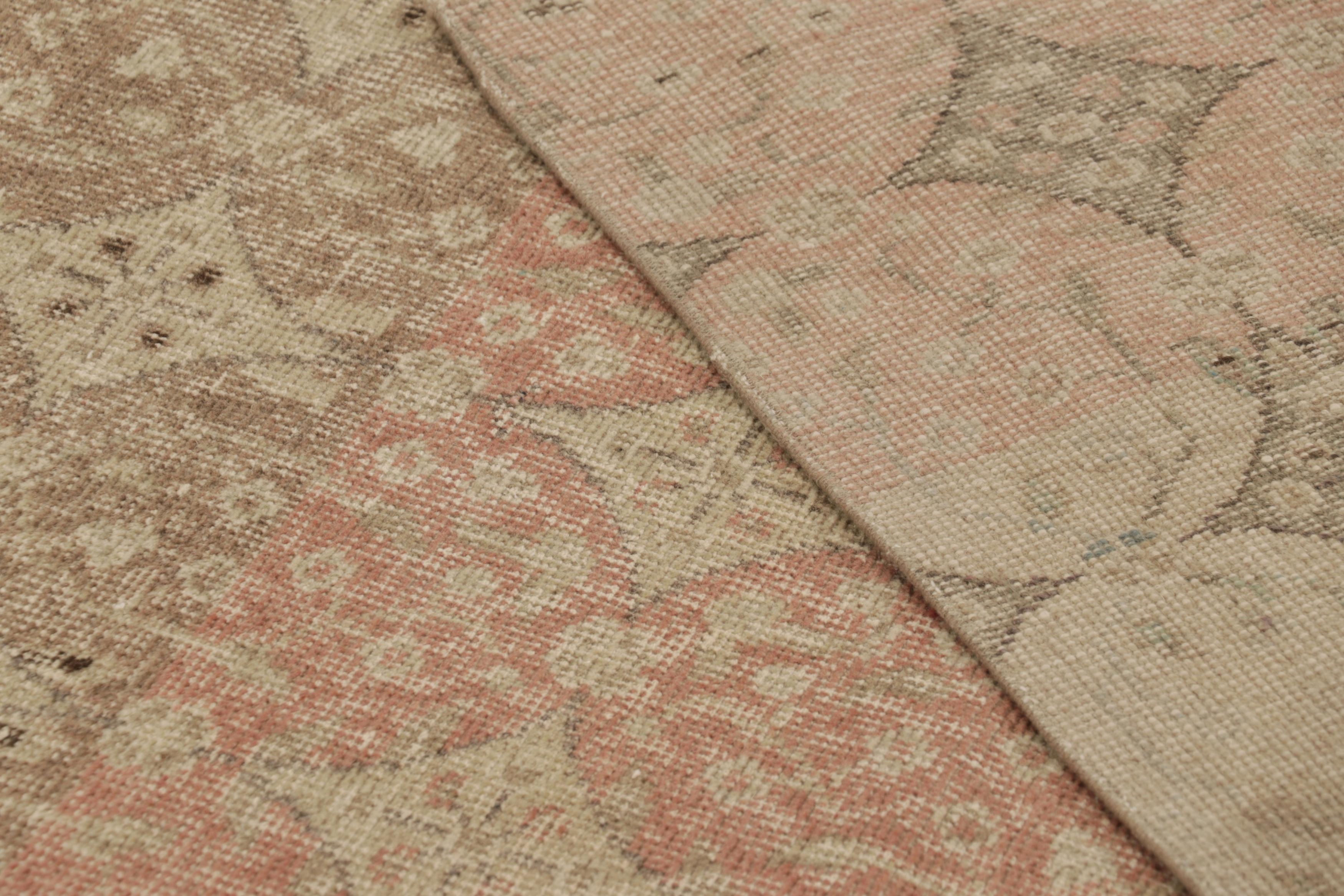 Vintage Distressed Läufer Teppich, Rosa und Beige Geometrische Muster - Rug & Kilim (Wolle) im Angebot