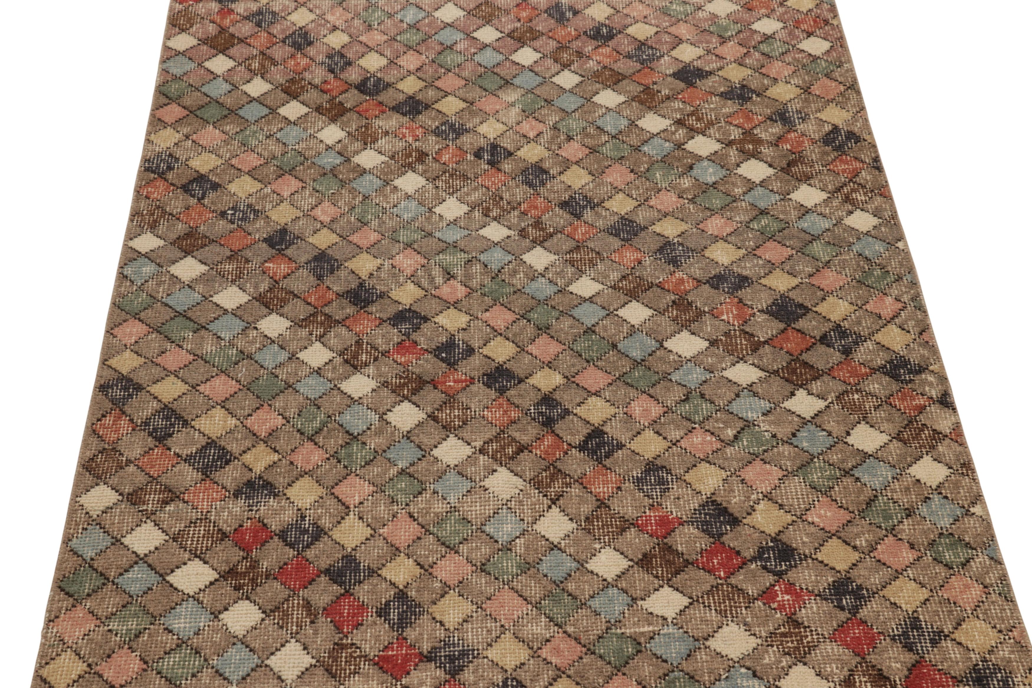Vintage Distressed Runner Rug, Polychromatic Diamond Pattern - Rug & Kilim (Türkisch) im Angebot