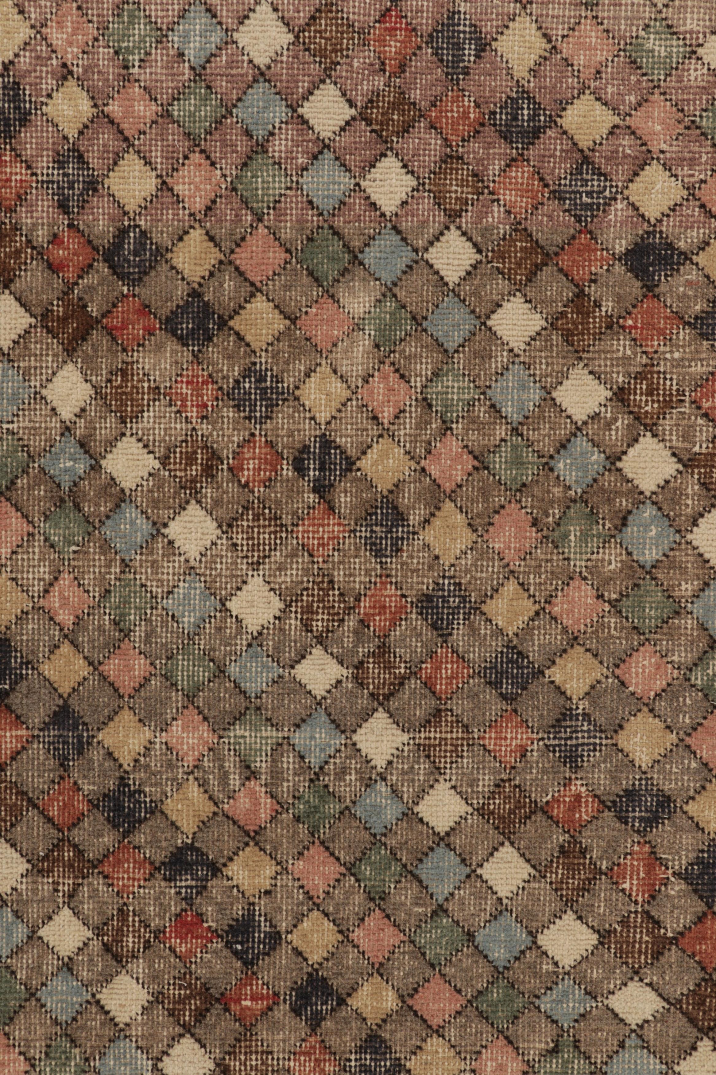 Vintage Distressed Runner Rug, Polychromatic Diamond Pattern - Rug & Kilim im Zustand „Gut“ im Angebot in Long Island City, NY