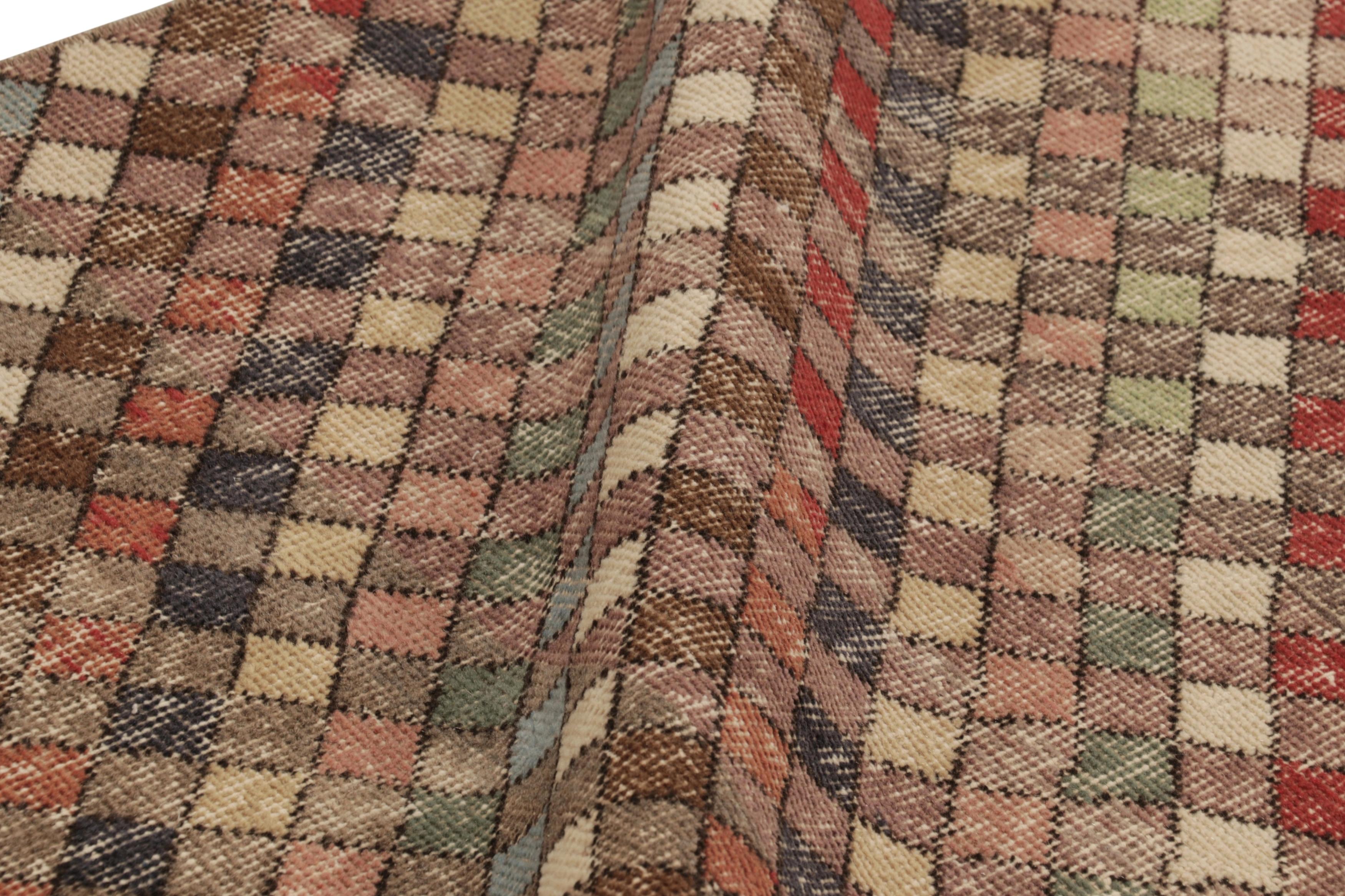 Vintage Distressed Runner Rug, Polychromatic Diamond Pattern - Rug & Kilim (Mittleres 19. Jahrhundert) im Angebot