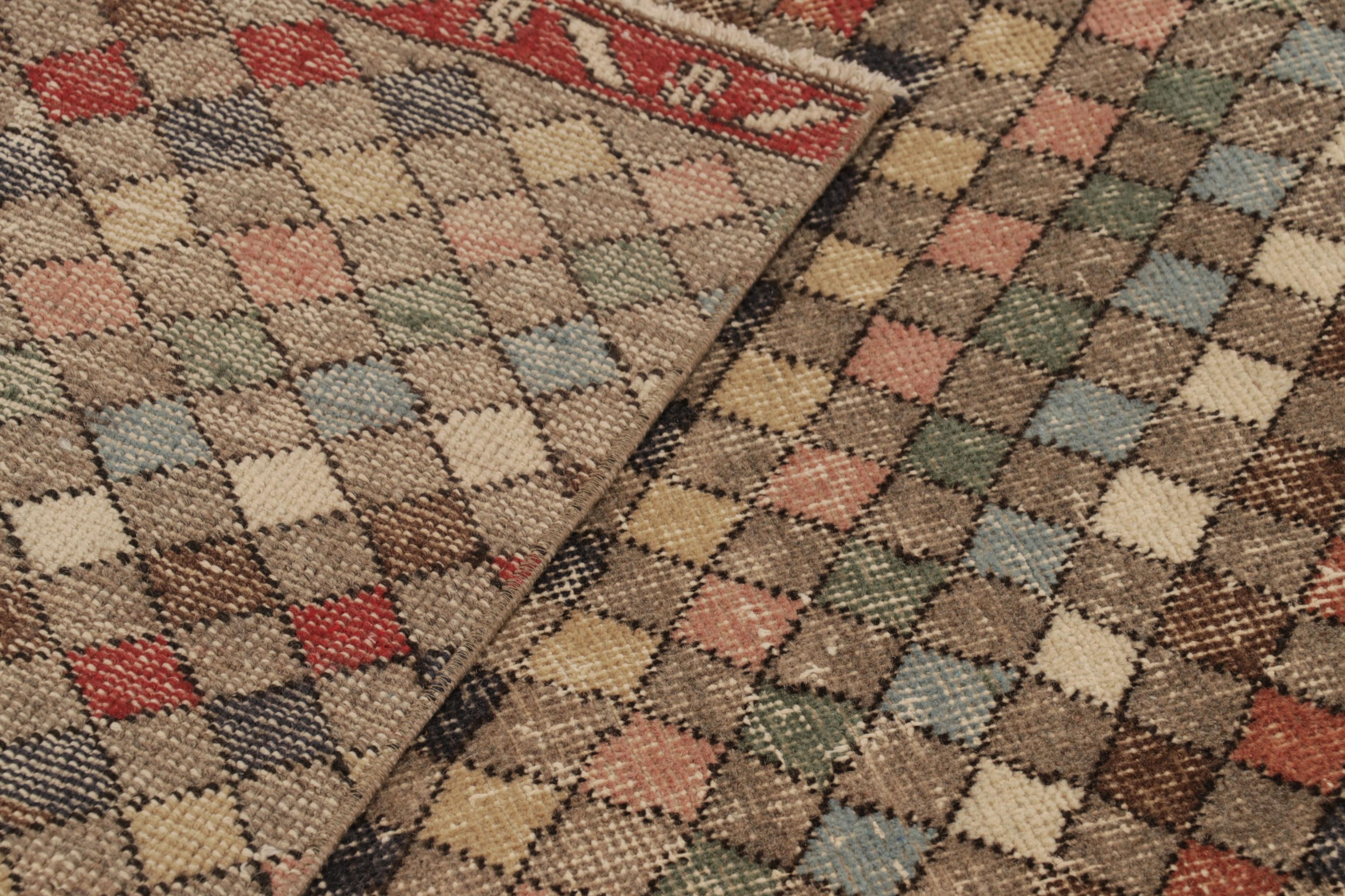 Vintage Distressed Runner Rug, Polychromatic Diamond Pattern - Rug & Kilim (Wolle) im Angebot