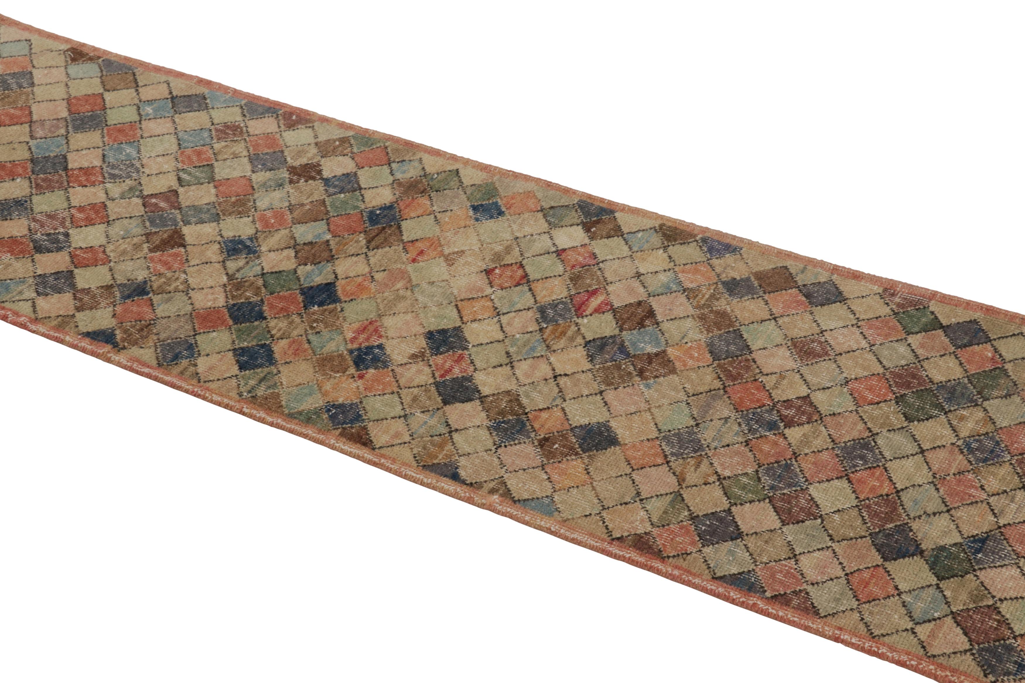 Dieser Vintage-Läufer ist ein 2x8 türkischen notleidenden Stück, mit handgeknüpfter Wolle circa Mitte des 20. Jahrhunderts gemacht. Er ist eine aufregende neue Ergänzung zu unserer Kollektion von türkischen Teppichen im Used-Look.

Über das
