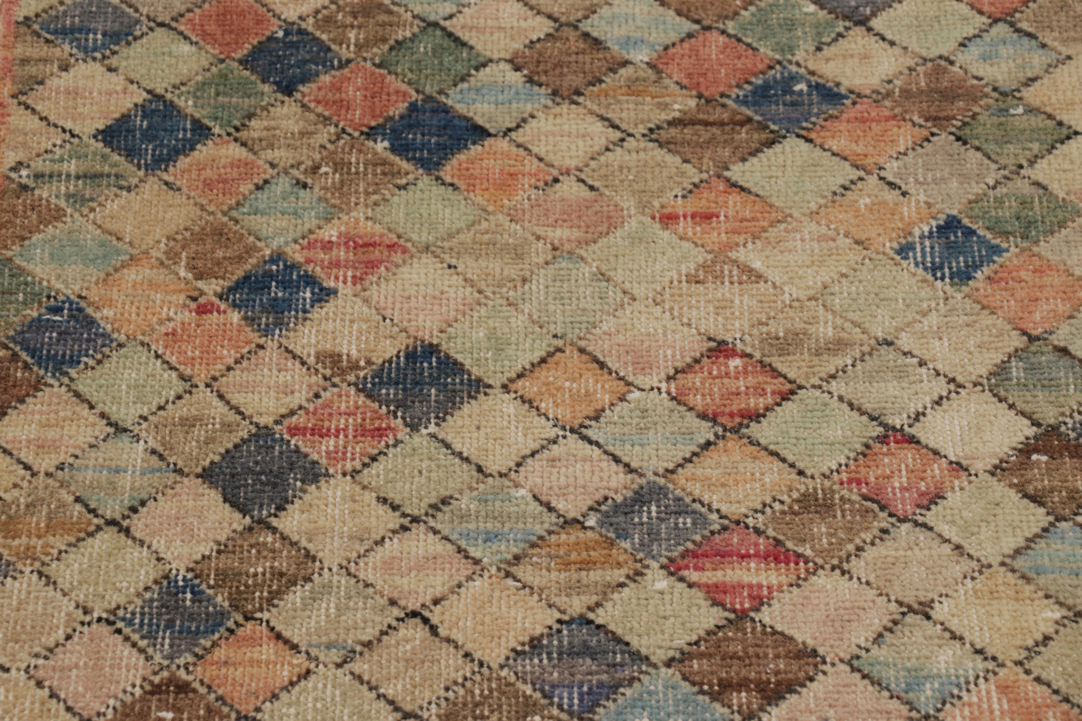 Vintage Distressed Läufer Teppich, Polychromatische Geometrische Design - Rug & Kilim im Zustand „Gut“ im Angebot in Long Island City, NY