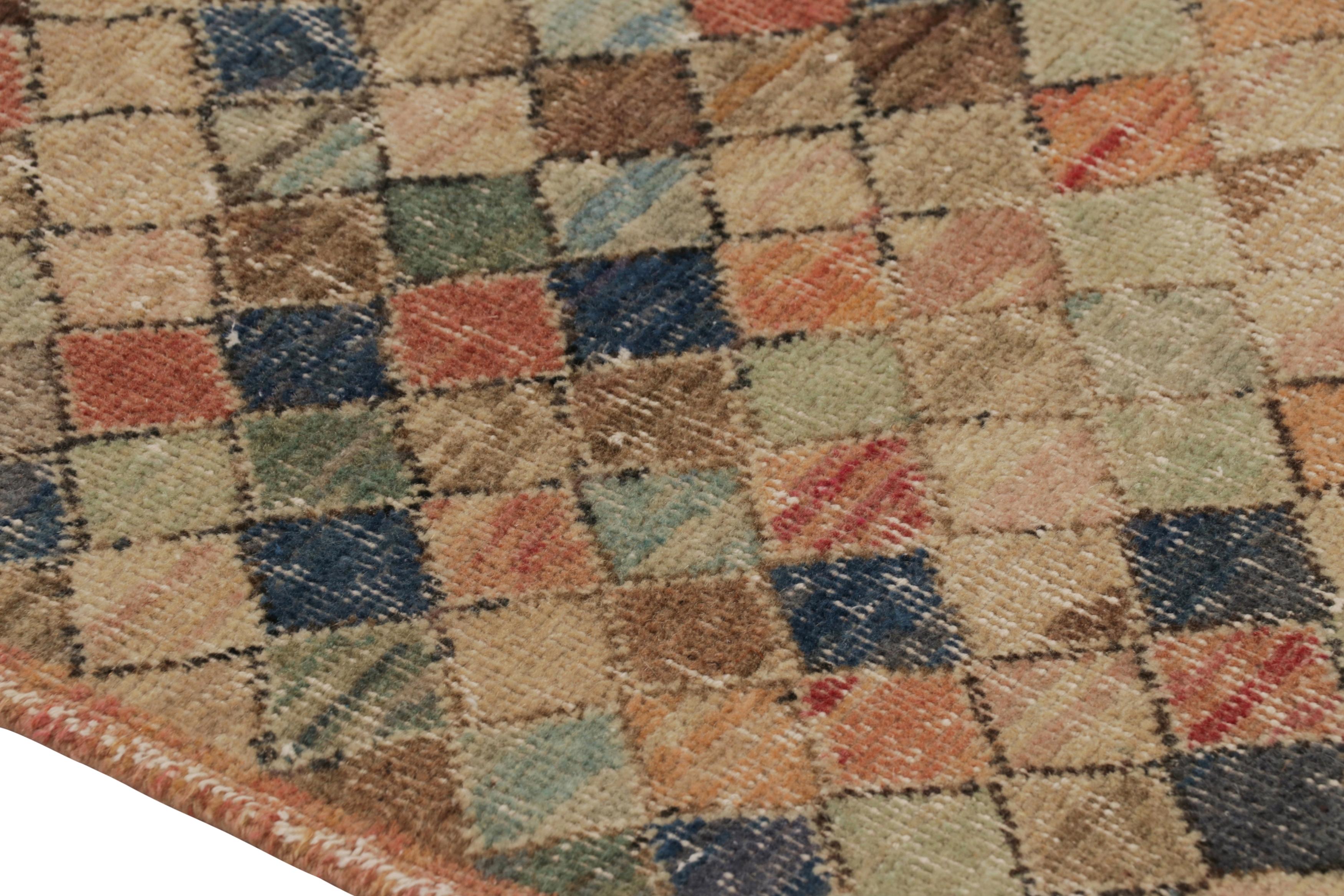 Vintage Distressed Läufer Teppich, Polychromatische Geometrische Design - Rug & Kilim (Mitte des 20. Jahrhunderts) im Angebot