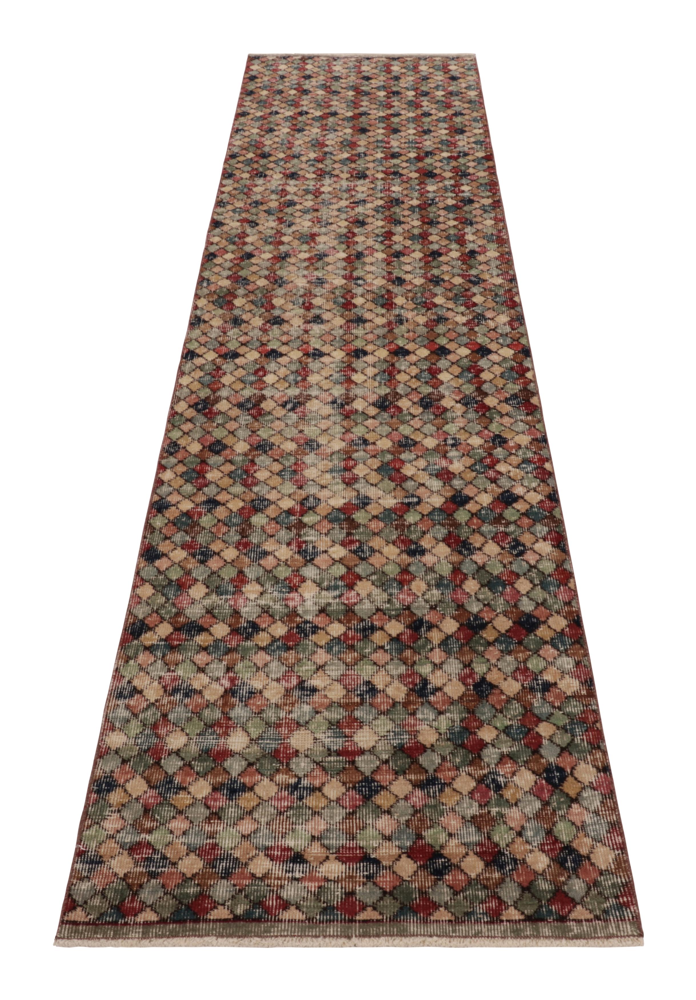 Turc Vintage Distressed Runner Rug, Polychromatic Geometric Pattern - Rug & Kilim en vente