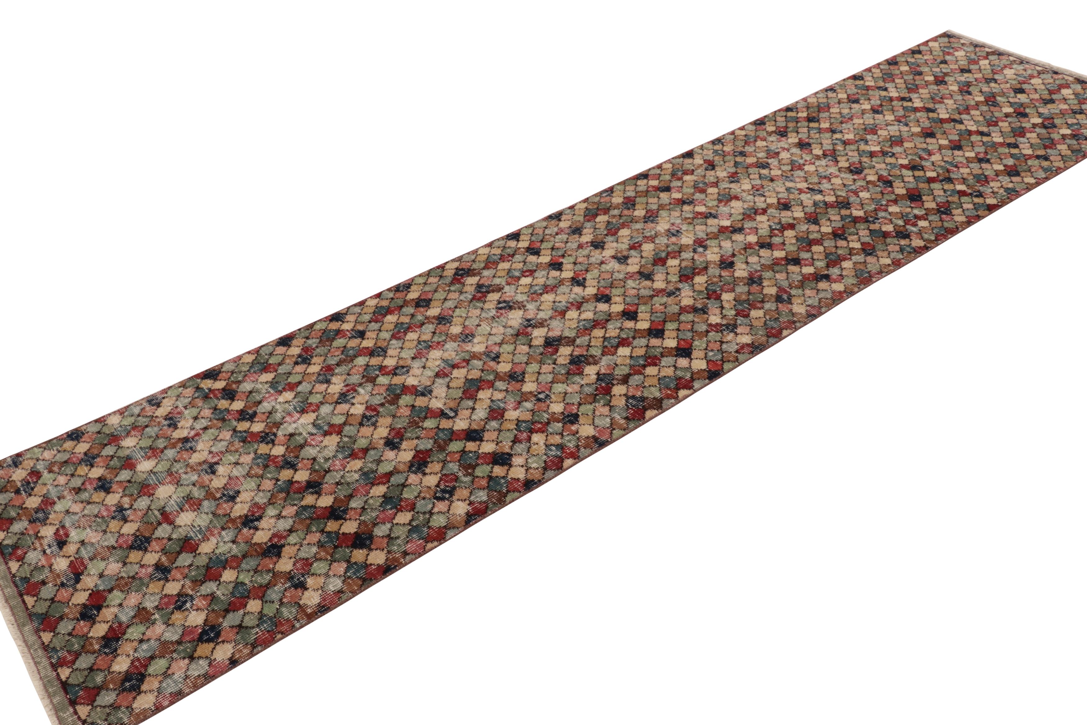 Noué à la main Vintage Distressed Runner Rug, Polychromatic Geometric Pattern - Rug & Kilim en vente