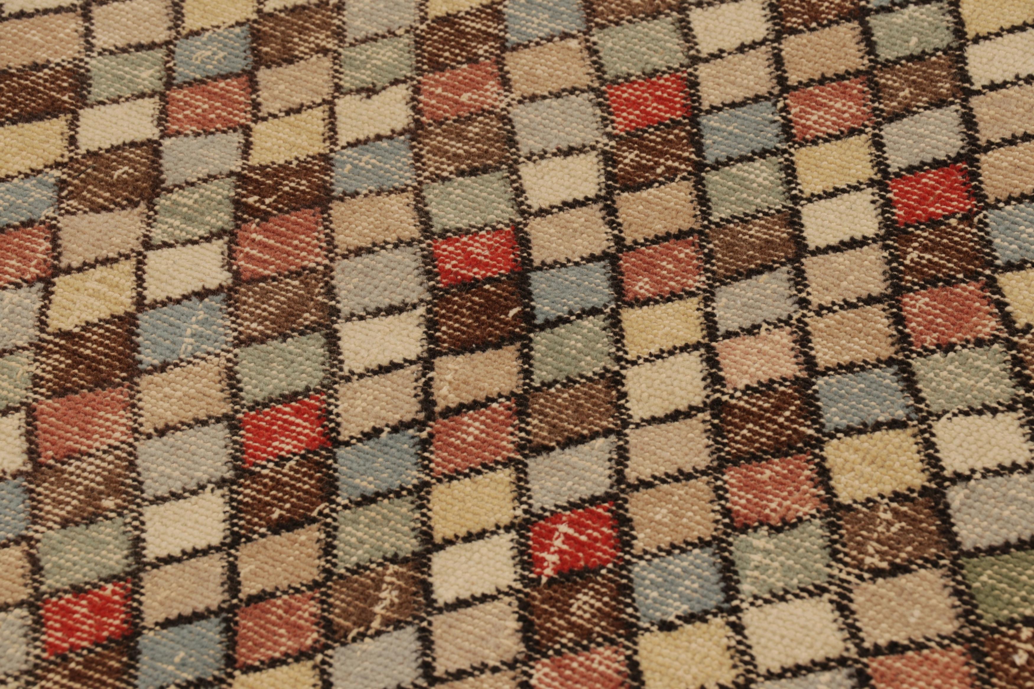 Vintage Distressed Runner Rug, Polychromatic Geometric Pattern - Rug & Kilim im Zustand „Gut“ im Angebot in Long Island City, NY