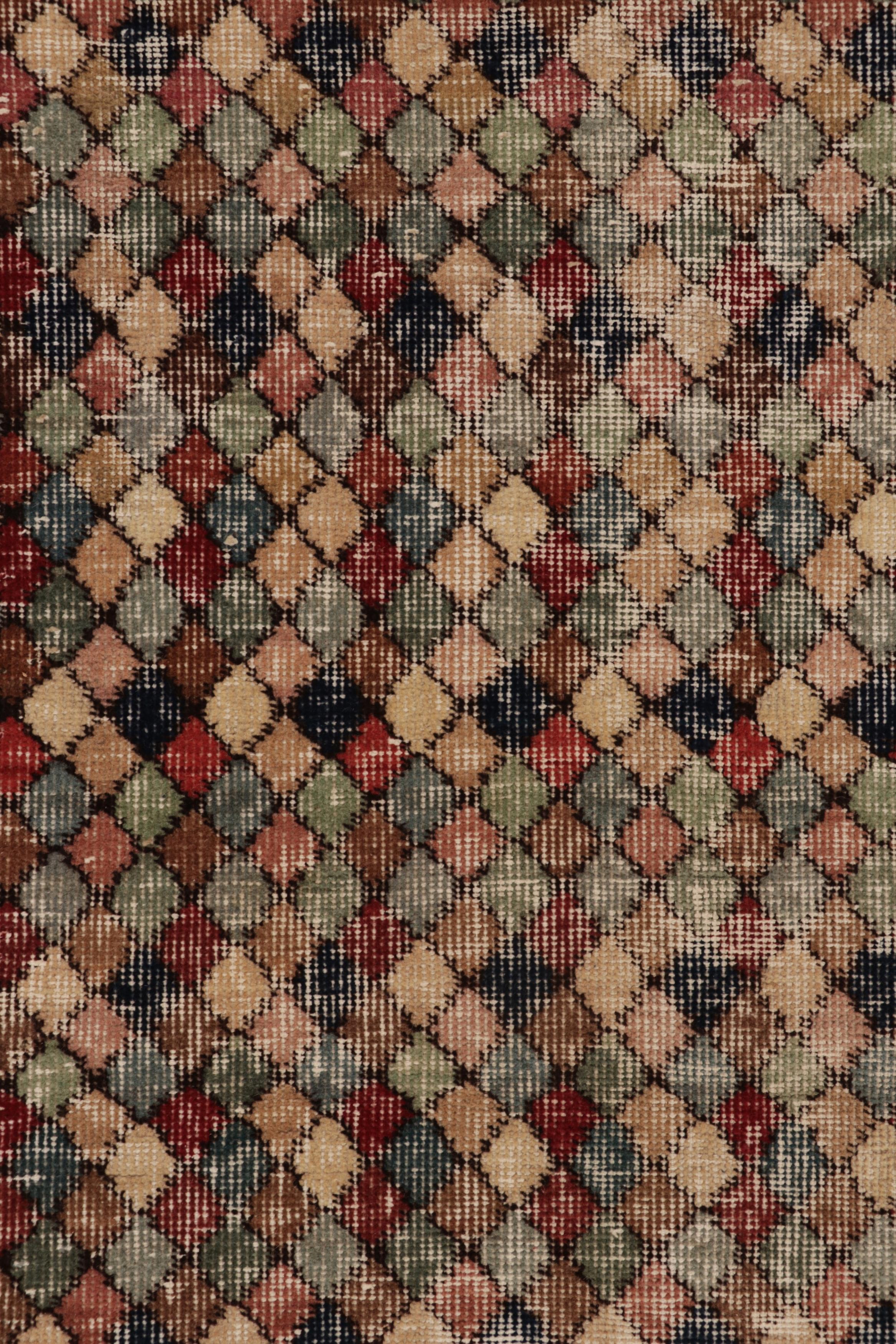 Vintage Distressed Runner Rug, Polychromatic Geometric Pattern - Rug & Kilim Bon état - En vente à Long Island City, NY