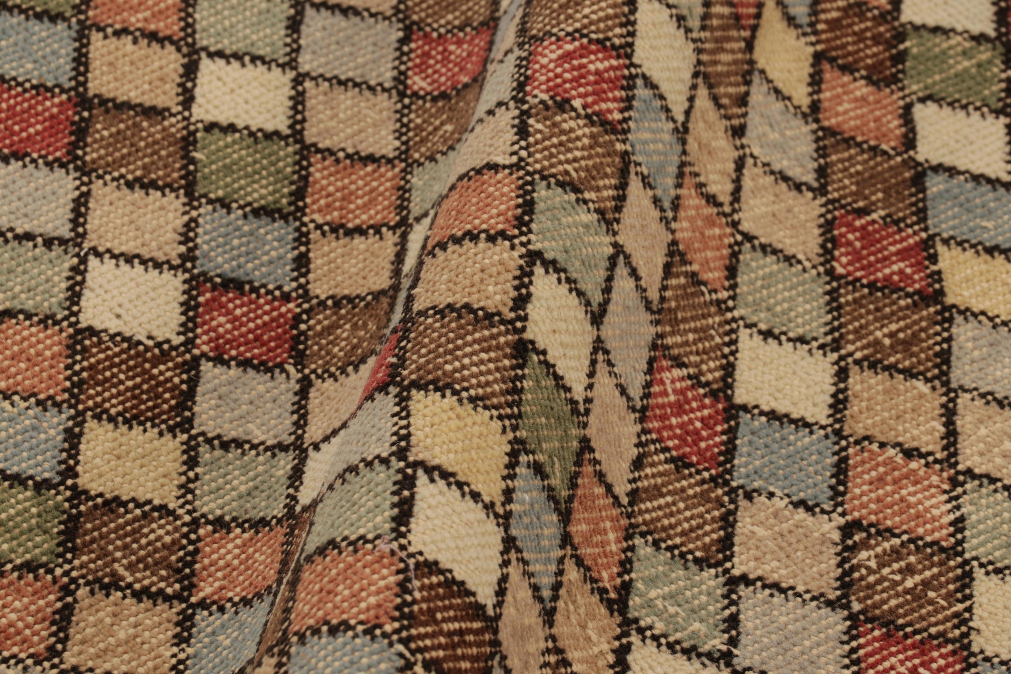 Vintage Distressed Runner Rug, Polychromatic Geometric Pattern - Rug & Kilim (Mittleres 19. Jahrhundert) im Angebot
