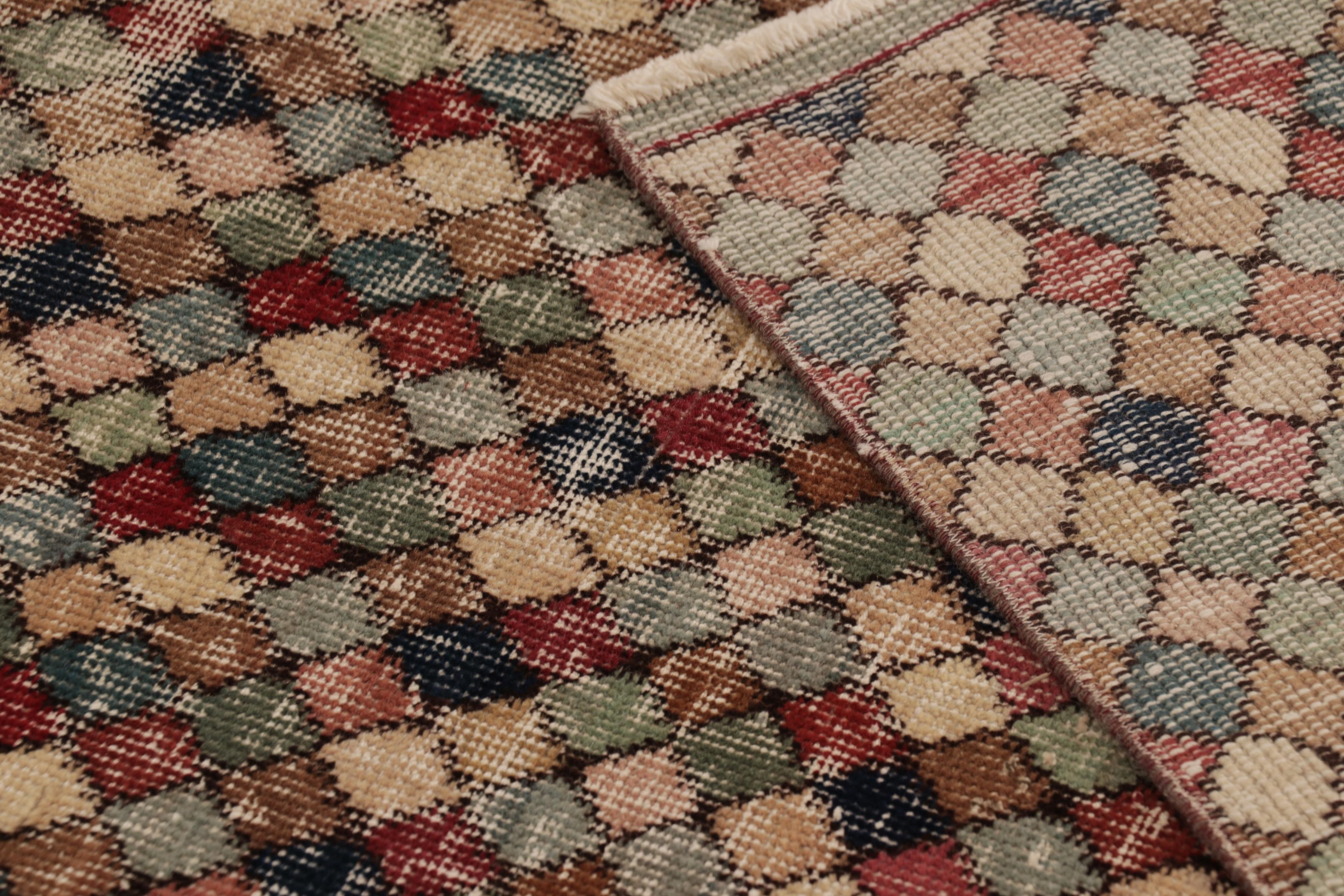 Laine Vintage Distressed Runner Rug, Polychromatic Geometric Pattern - Rug & Kilim en vente